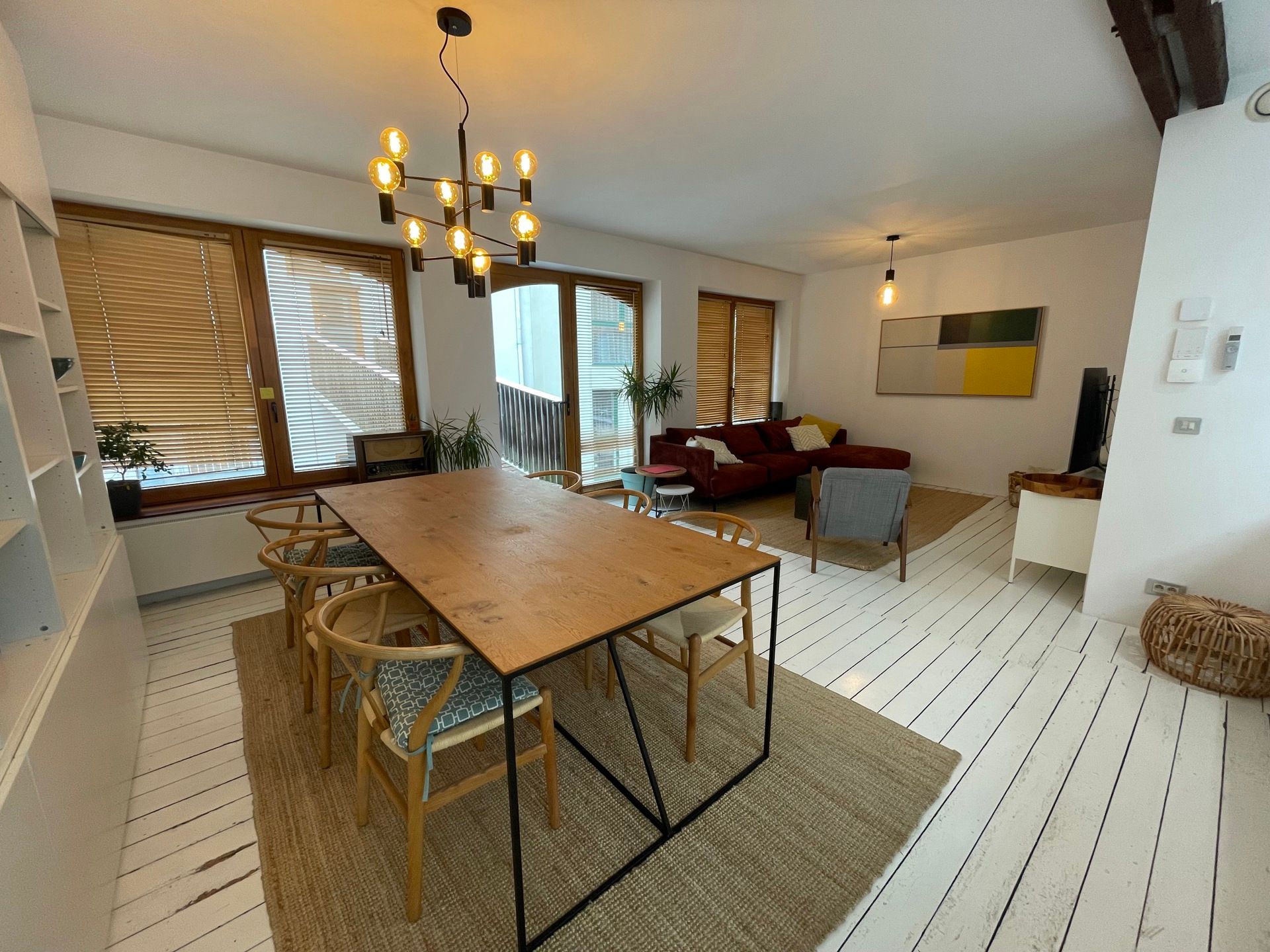 Bemeubelde loft met veel lichtinval foto 2