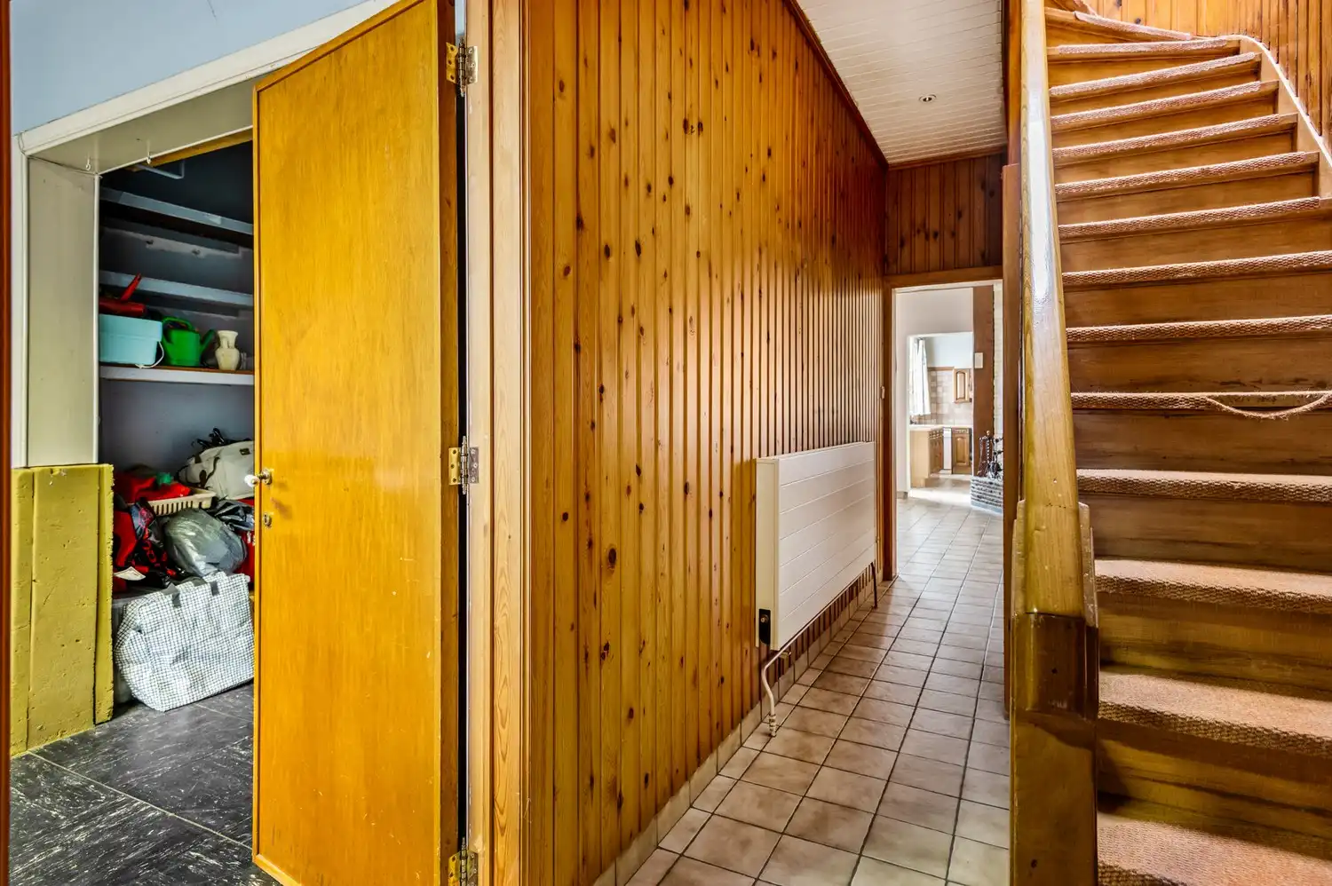 Charmante doch te renoveren woning met 2-3 slk, garage, tuin en veel potentieel vlakbij Rivierenhof! foto 2