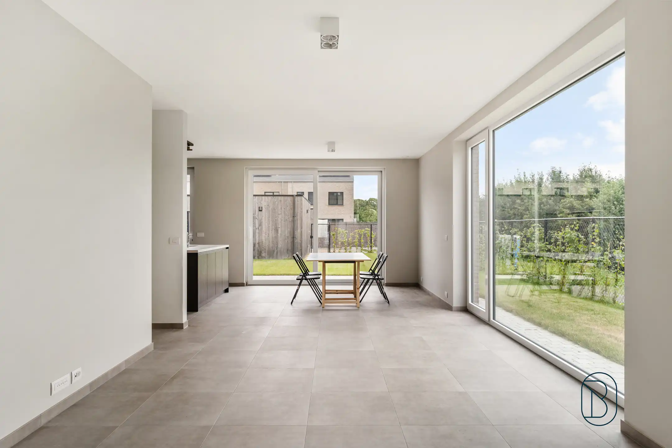 Recente halfopen bebouwing met 4 slaapkamers, tuin en garage foto 9