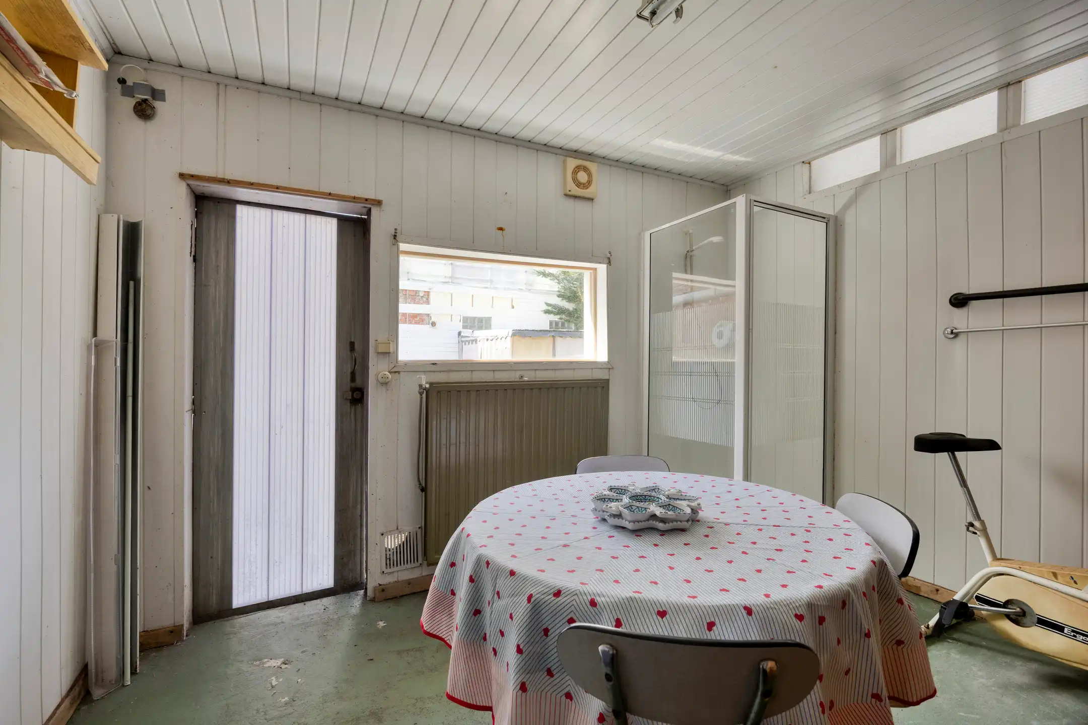 Te renoveren woning met garage en tuin foto 24