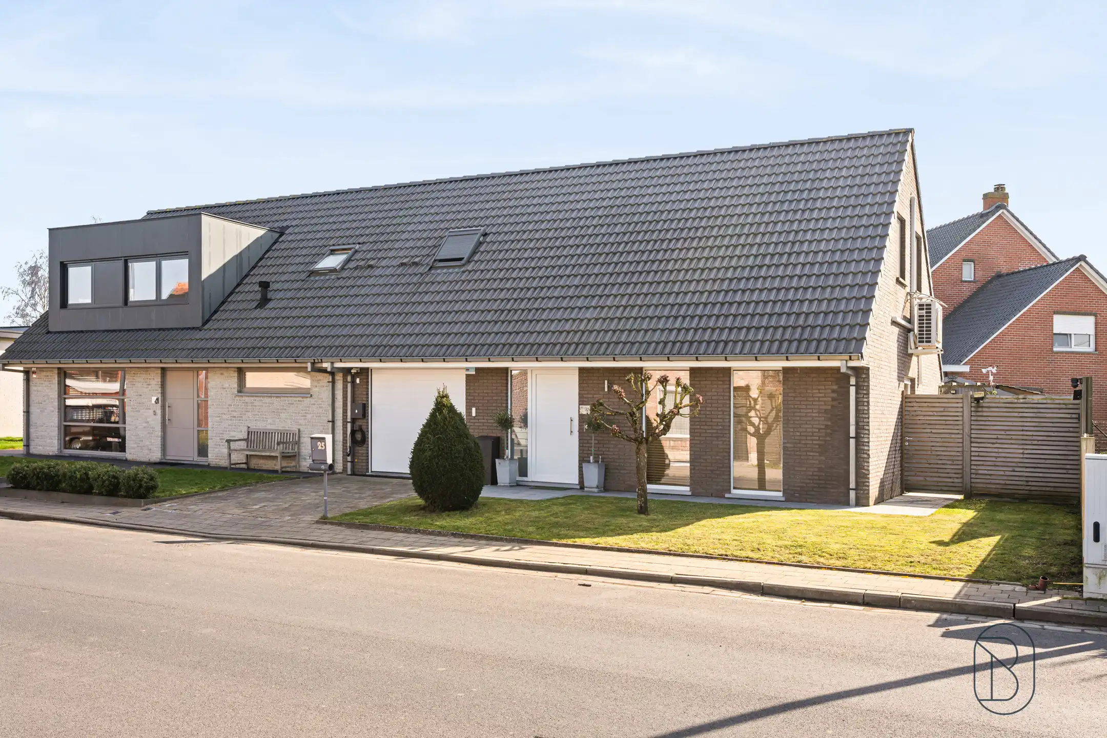 Instapklare energiezuinige topper met garage en tuin foto {{pictureIndex}}