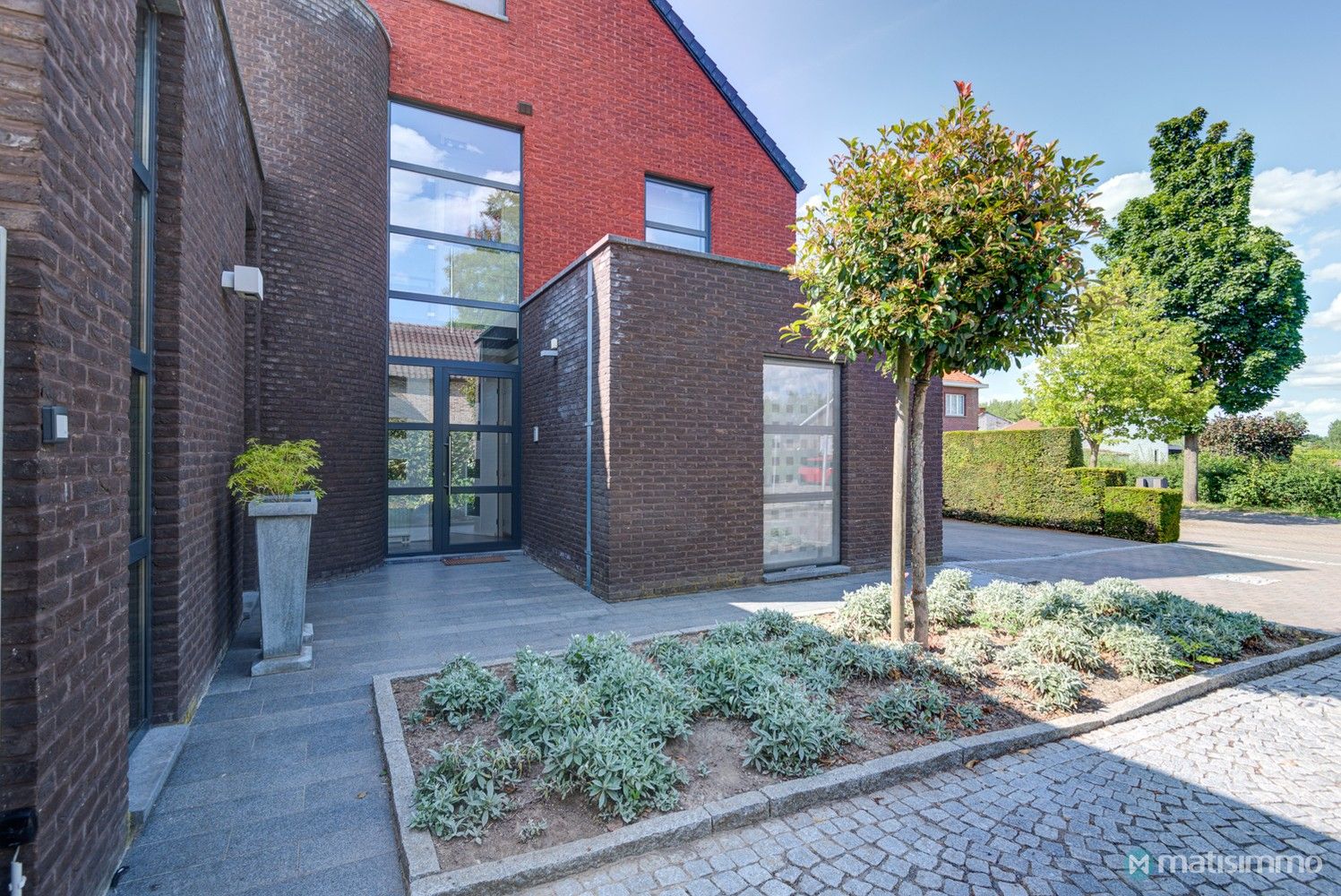 GELIJKVLOERS APPARTEMENT MET TUIN EN TWEE SLAAPKAMERS NABIJ HET STADSCENTRUM VAN BILZEN foto 2