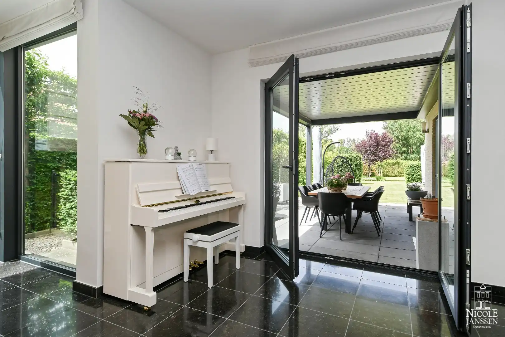 Instapklare goed onderhouden gezinswoning met mooie tuin met gezellig overdekt terras foto 8