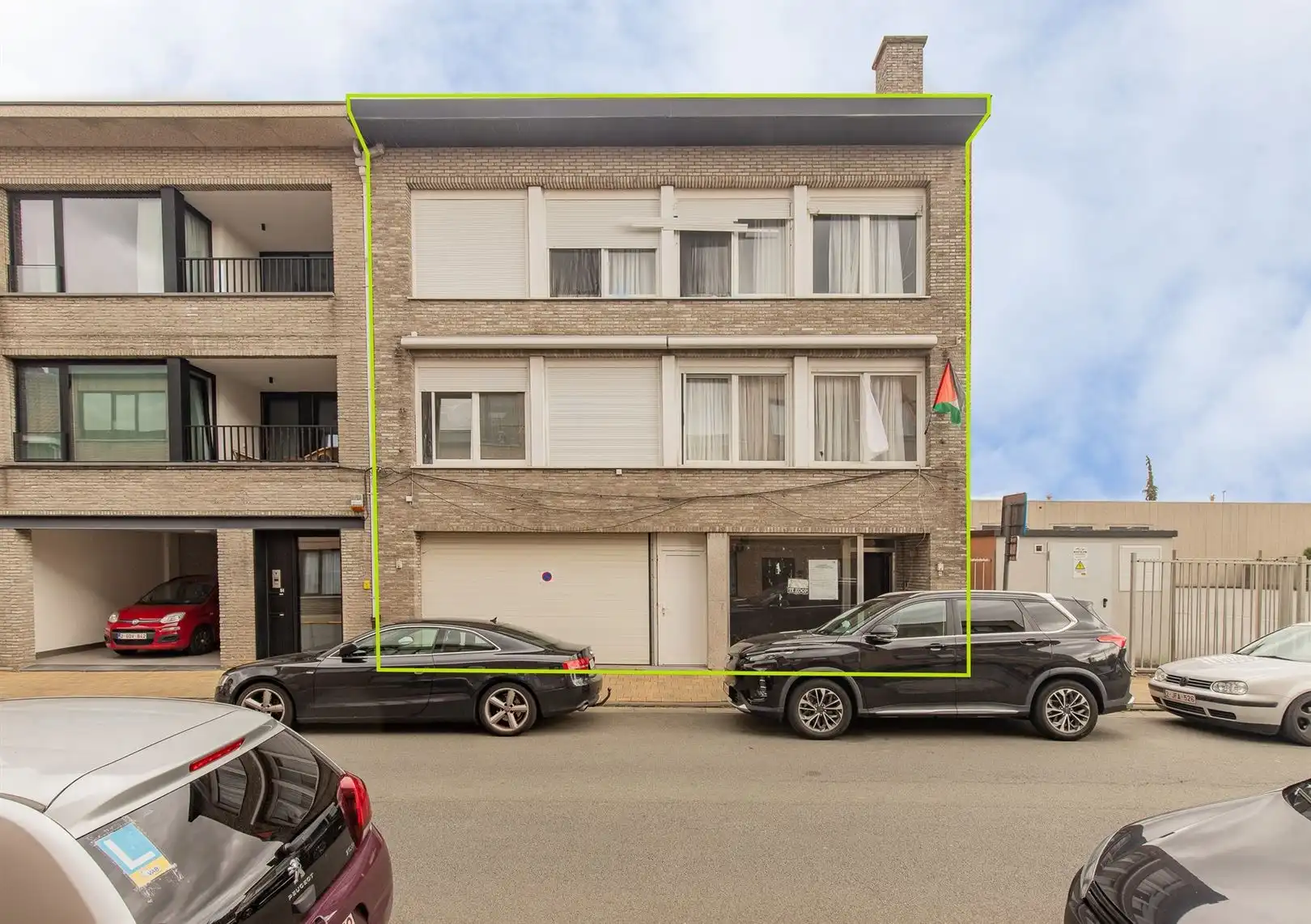 Opbrengsteigendom met twee appartementen en magazijn te Sint-Niklaas foto {{pictureIndex}}