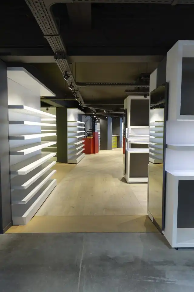 Ruime handelszaak (ca. 290m²) met grote visibiliteit foto 12