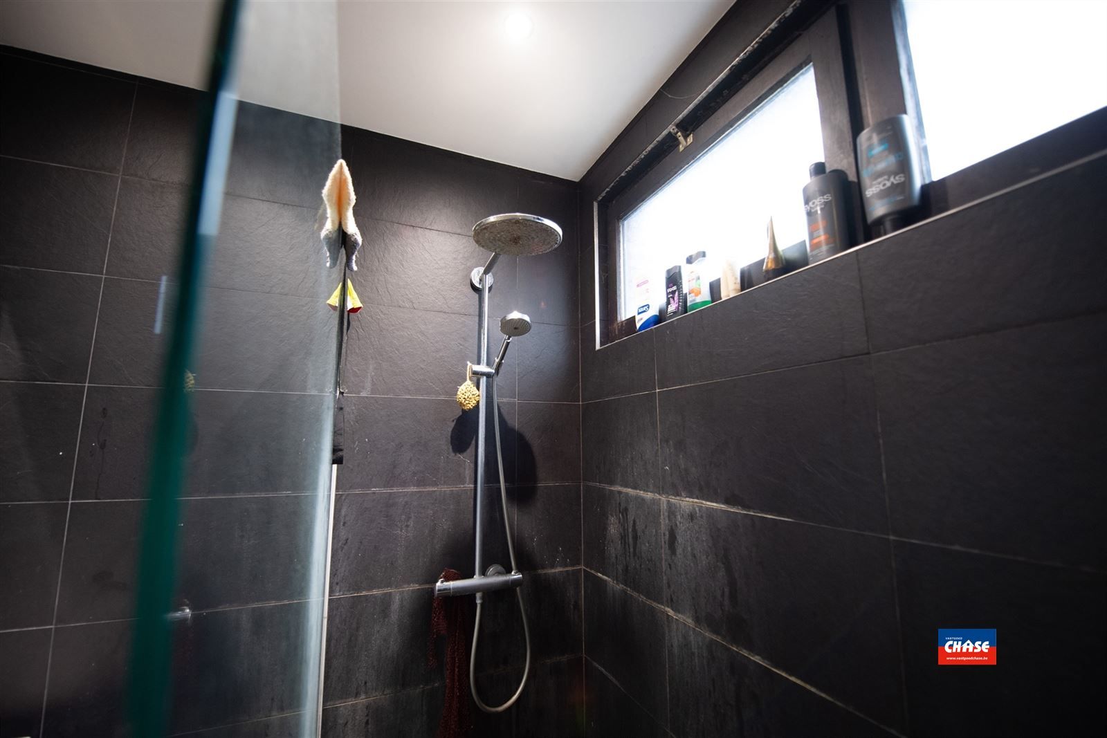 Handelshuis met groot appartement, garage en tuin foto 45