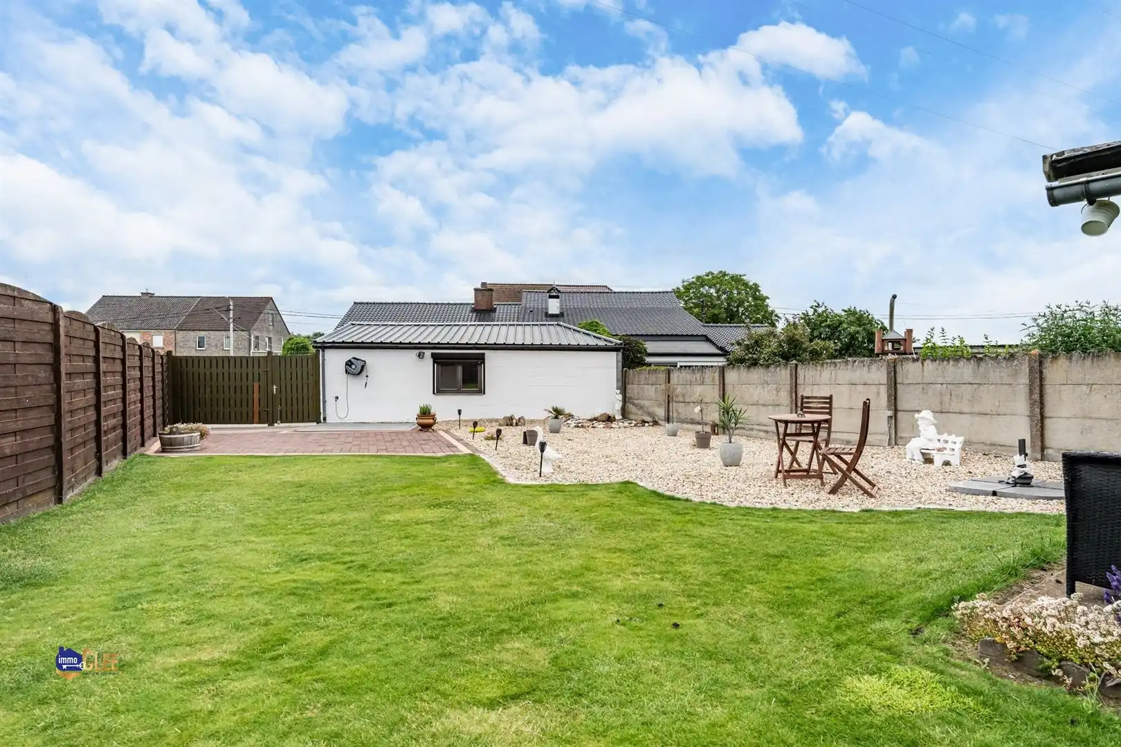Gelijkvloerse bungalow met veranda, garage en ruime tuin foto 13