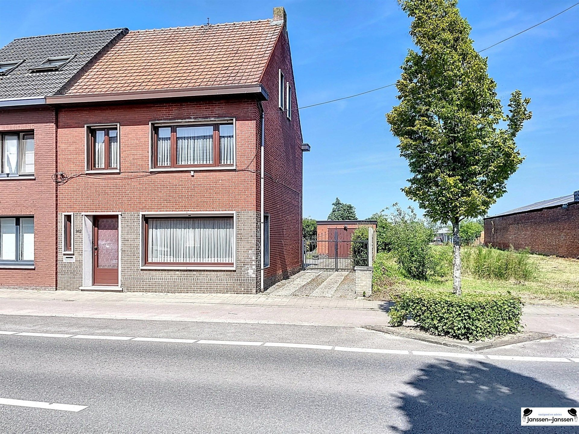 Hoofdfoto van de publicatie: Te renoveren halfopen gezinswoning met potentieel in Gooreind (Wuustwezel)