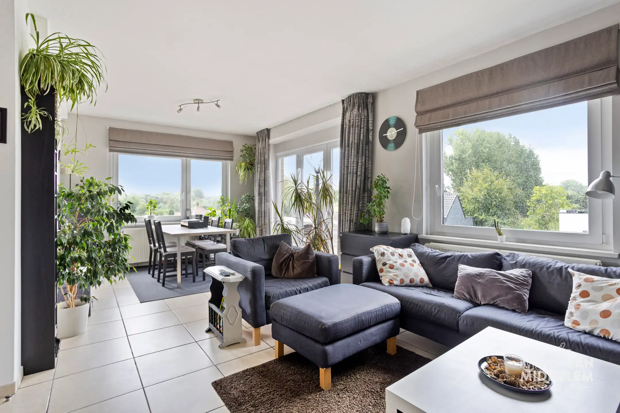 INSTAPKLAAR 2-SLAAPKAMER APPARTEMENT MET GARAGE EN KELDER foto {{pictureIndex}}