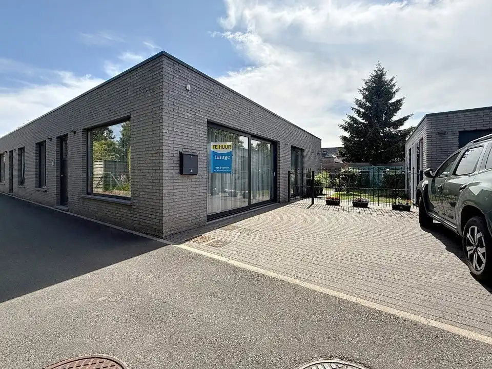 Recente gelijkvloerse woning met rustige ligging vlakbij centrum Oostnieuwkerke foto 2