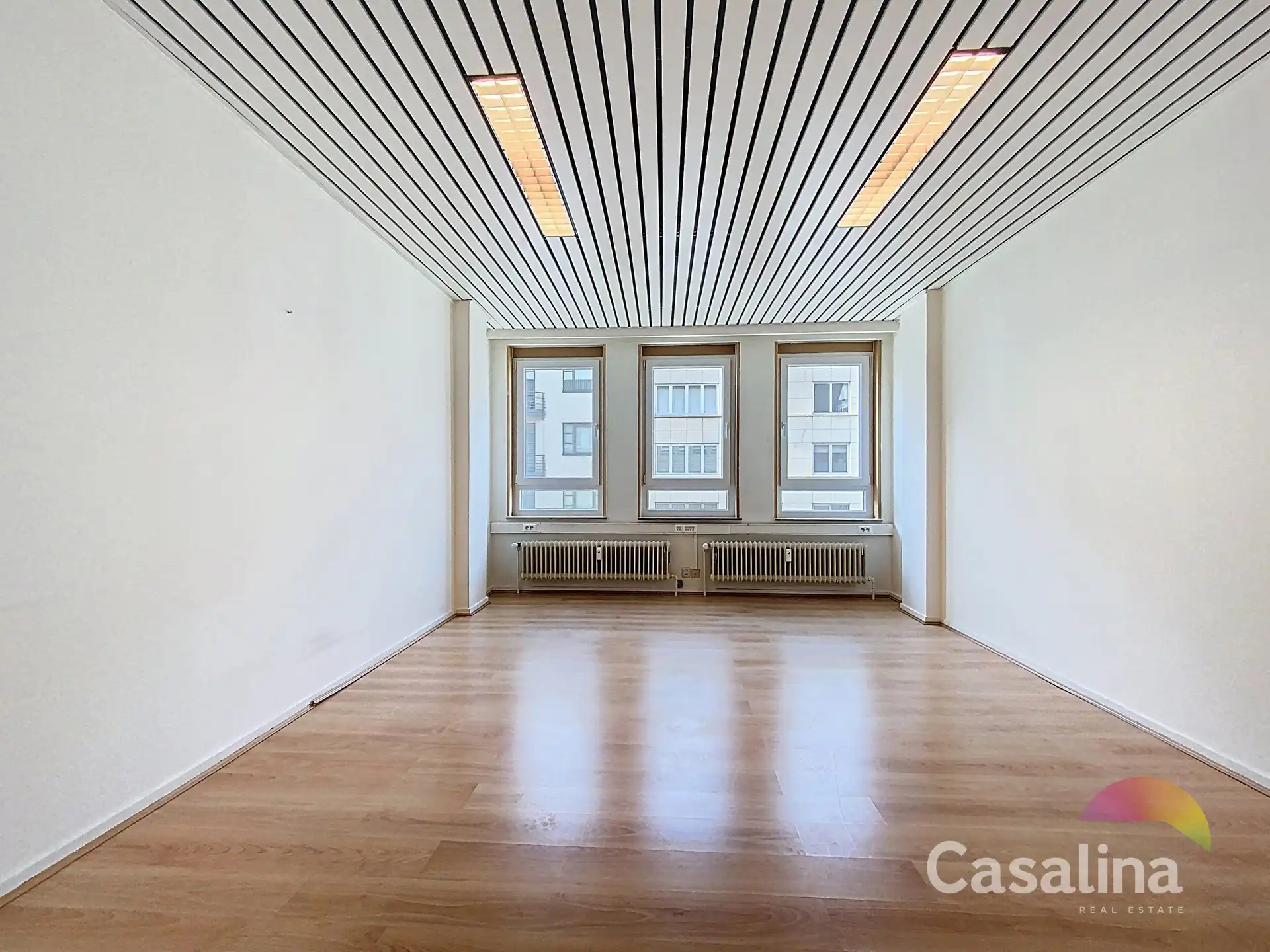 Ruime kantoorruimtes van 564 m², ideaal gelegen met parkings foto 6
