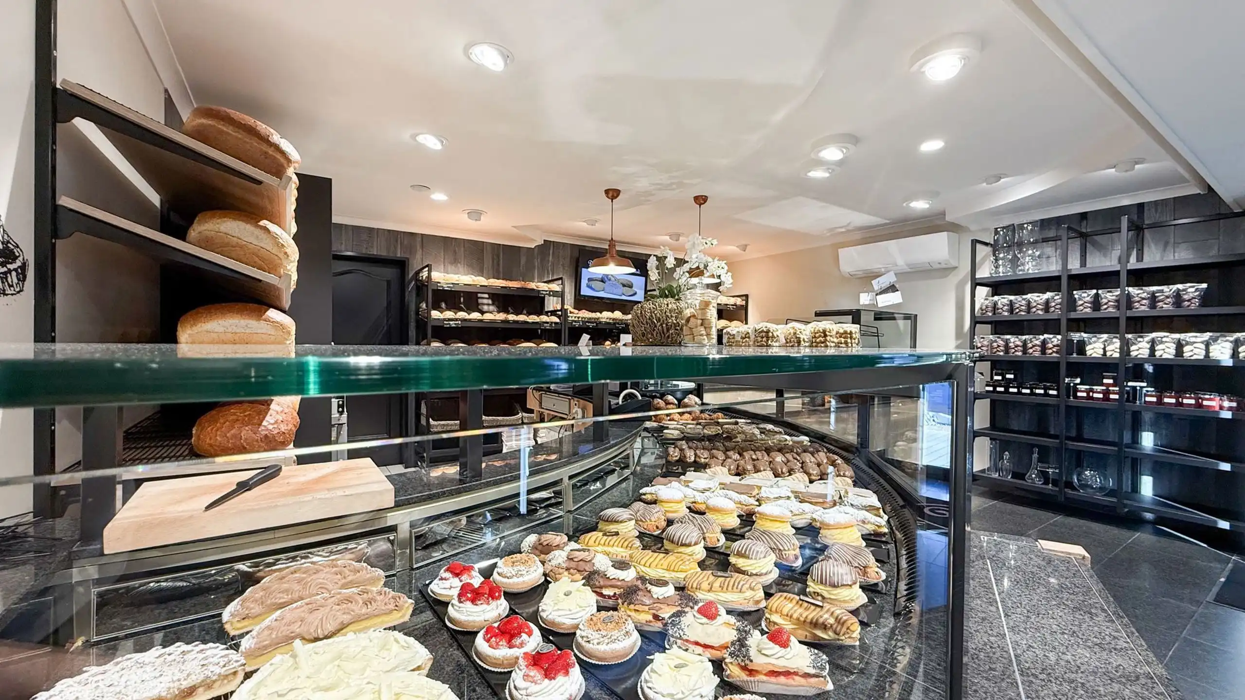 Instapklare bakkerij met woonst in het centrum van Zolder! foto 46