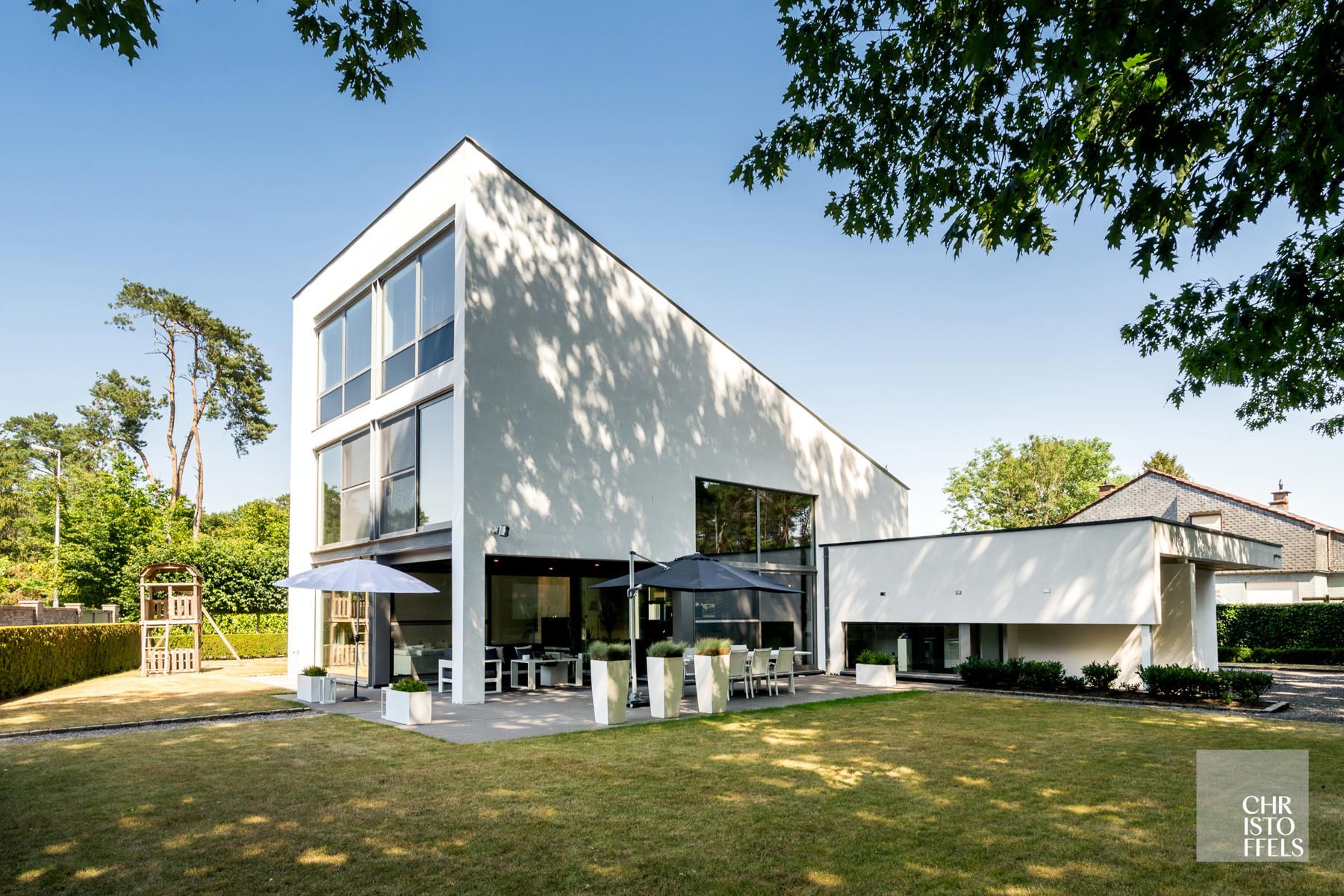 Moderne villa in residentiële omgeving!  foto 2