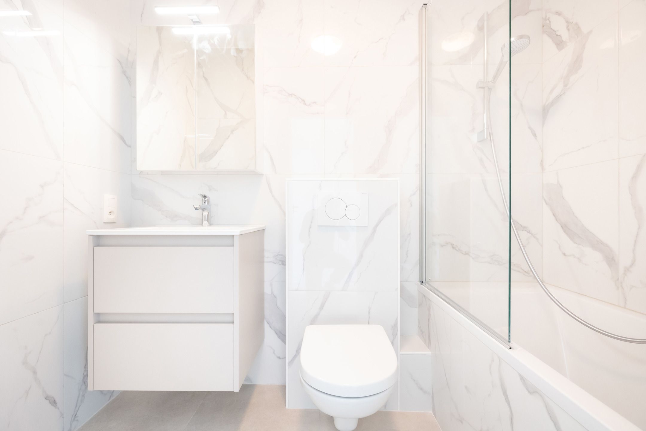 Mooie, zeer lichte studio foto 7