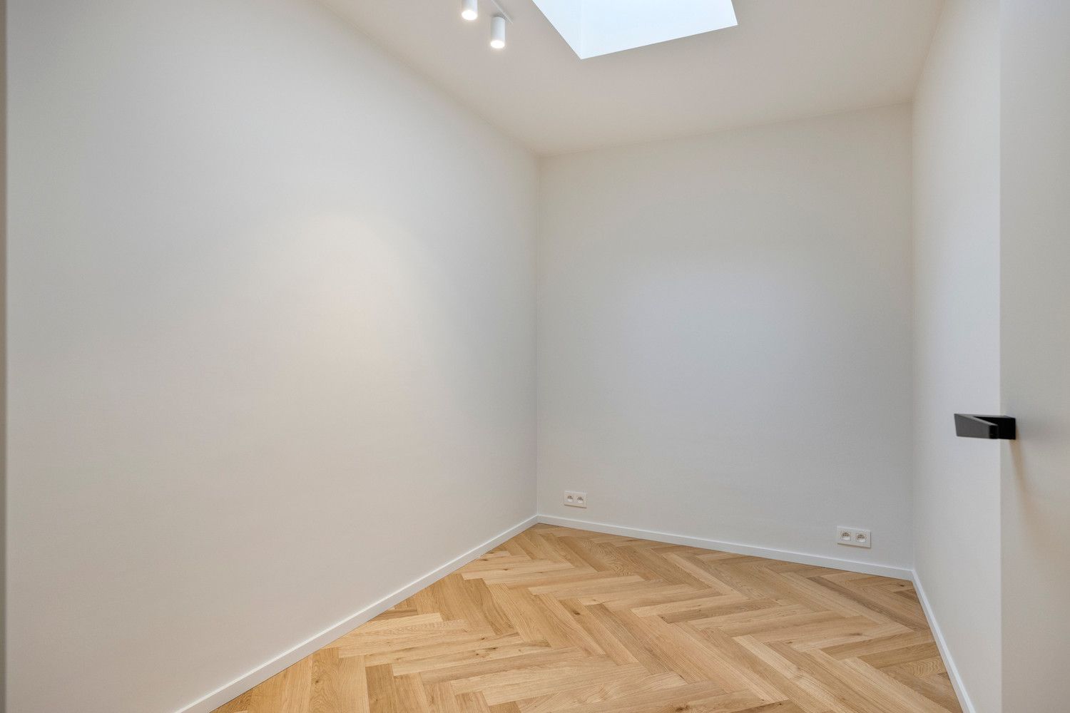 Volledig vernieuwd APP (110m2) met 2 slks, bureau, ruim terras en inpandige parkeerplaats! foto 11