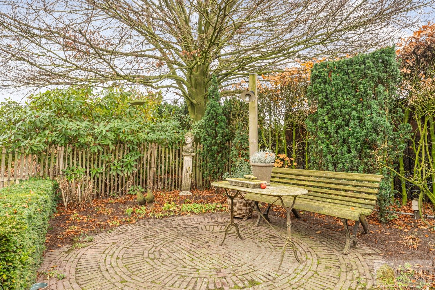 IDEALIS VASTGOED – Prachtige, stijlvolle woning met een aangename 123m² als bewoonbare oppervlakte. De woning omvat een lichtrijke ruime woonkamer voorzien van een pellet kachel en met een prachtige parketvloer dewelke overgaat in de keuken en 3 slaapkamers op een ruim en prachtig aangelegd perceel van 7a 42ca. Dit alles gelegen in een heerlijk rustige straat, op enkele minuten zowel van de centra van Pelt als Achel, doch ook op een steenworp van de Nederlandse grens, dichtbij Valkenswaard en Eindhoven. foto 34