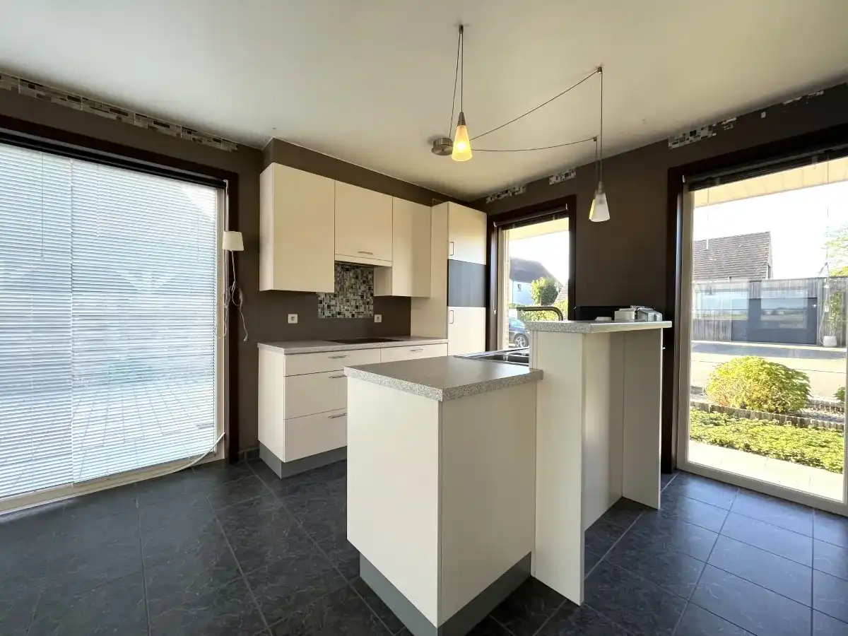 Oostnieuwkerke – Woning met 3 slaapkamers, tuin en carport foto 4