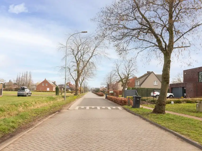 Ruime bouwgrond in groene en rustige buurt foto 4