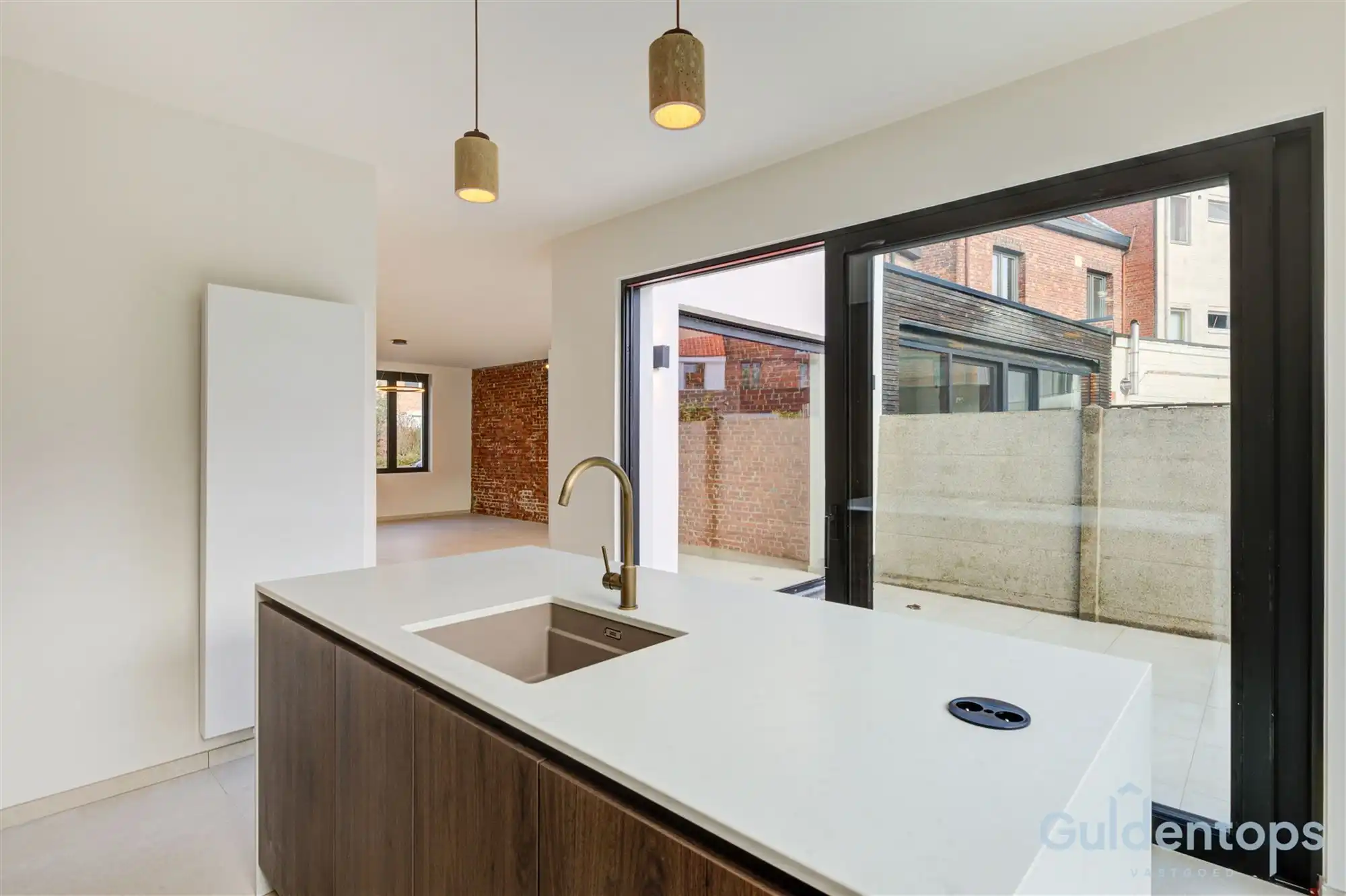 knappe, vernieuwde gezinswoning met tuin in hartje Berchem foto 11