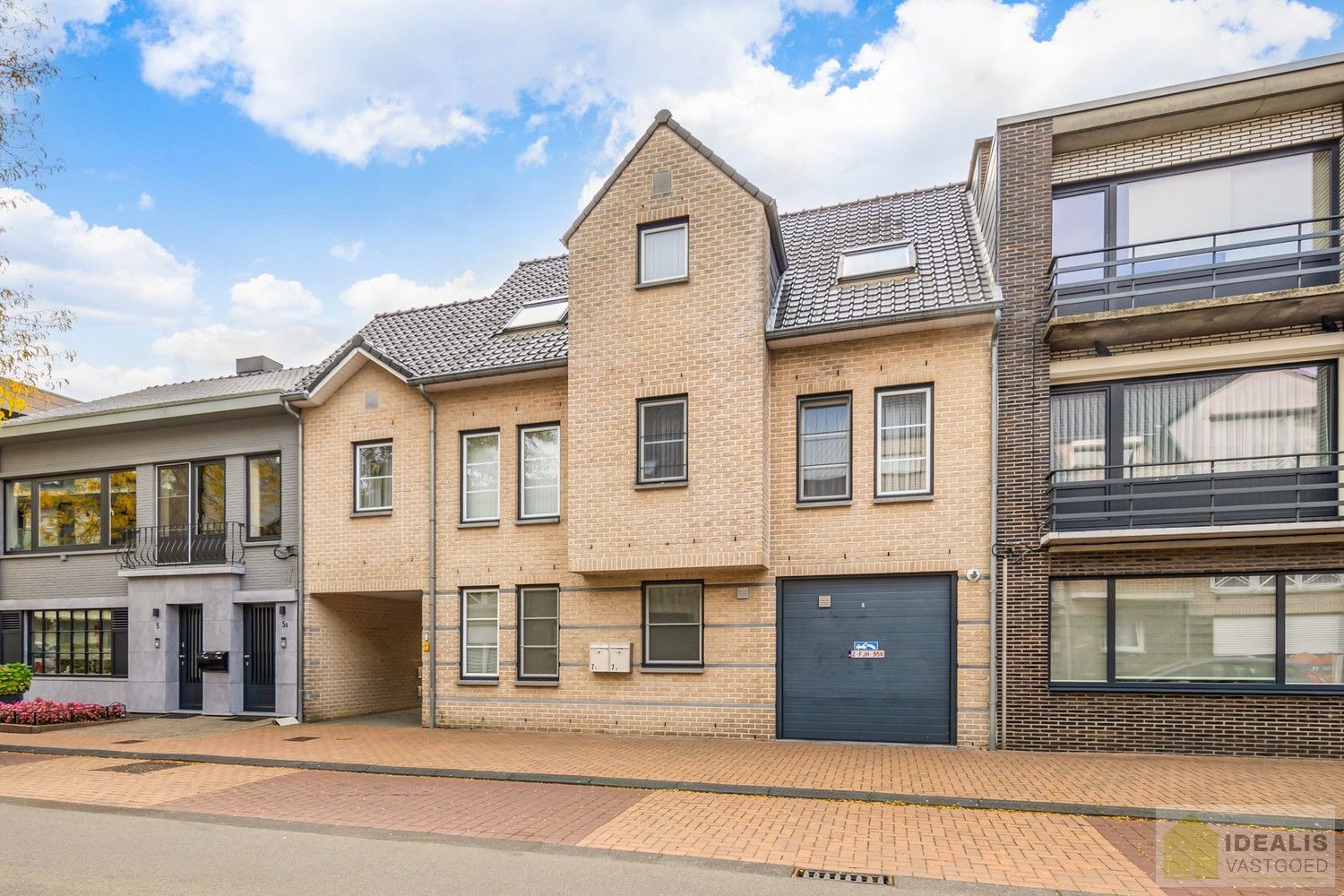 IDEALIS VASTGOED – RUIM INSTAPKLAAR APPARTEMENT IN KLEINSCHALIGE RESIDENTIE MET LICHTRIJKE LEEFRUIMTE, OPEN KEUKEN, HEERLIJK OVERDEKT TERRAS, 3 SLAAPKAMERS, BADKAMER, FIJNE WASPLAATS/BERGING EN INPANDIGE GARAGE OP EEN UITERST GUNSTIGE LOCATIE MIDDEN IN HET CENTRUM VAN PELT!! ZEER GESCHIKT VOOR KANDIDATEN OP ZOEK NAAR INSTAPKLAAR APPARTEMENT foto 3