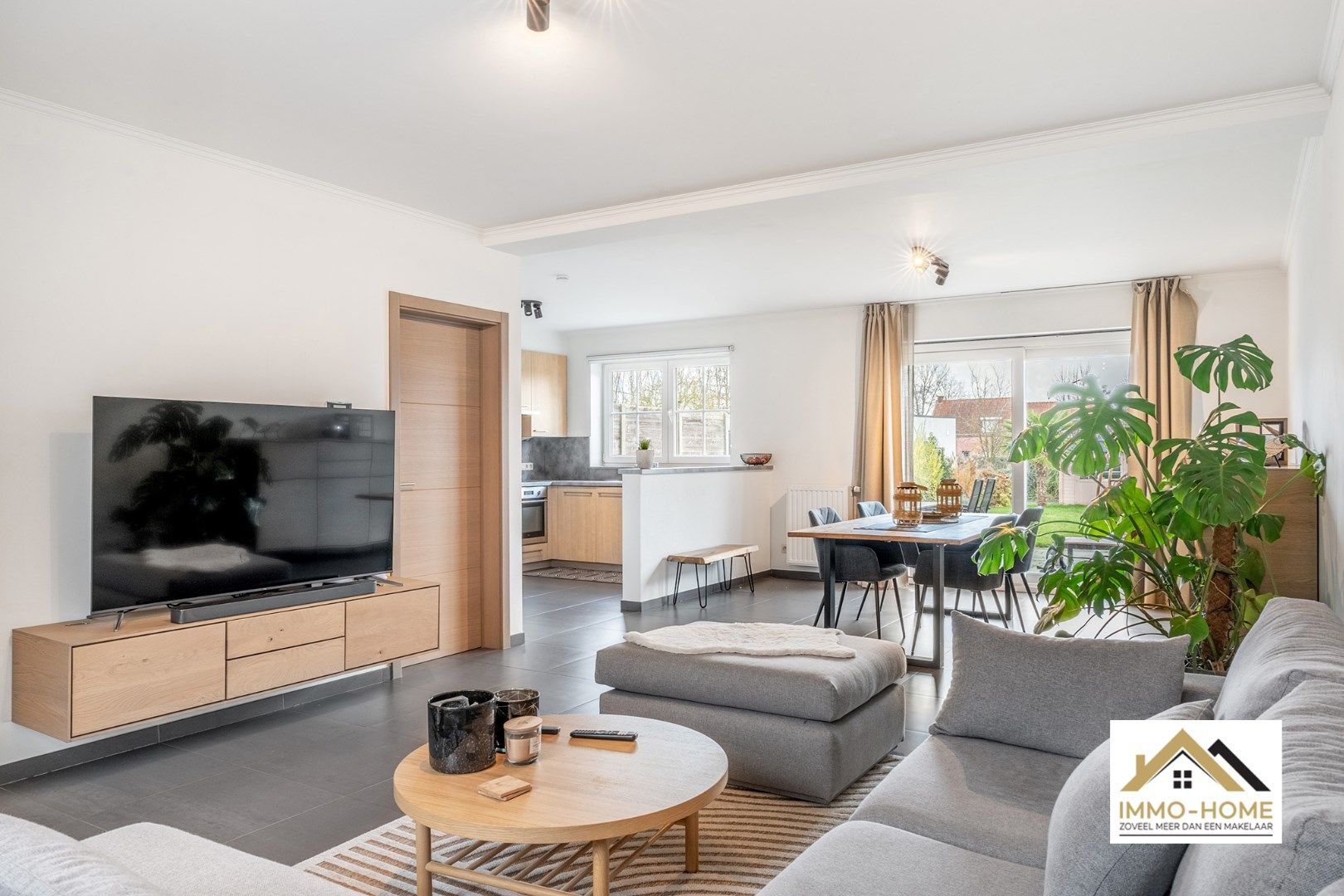Ruime recente woning in pastorij stijl foto 2