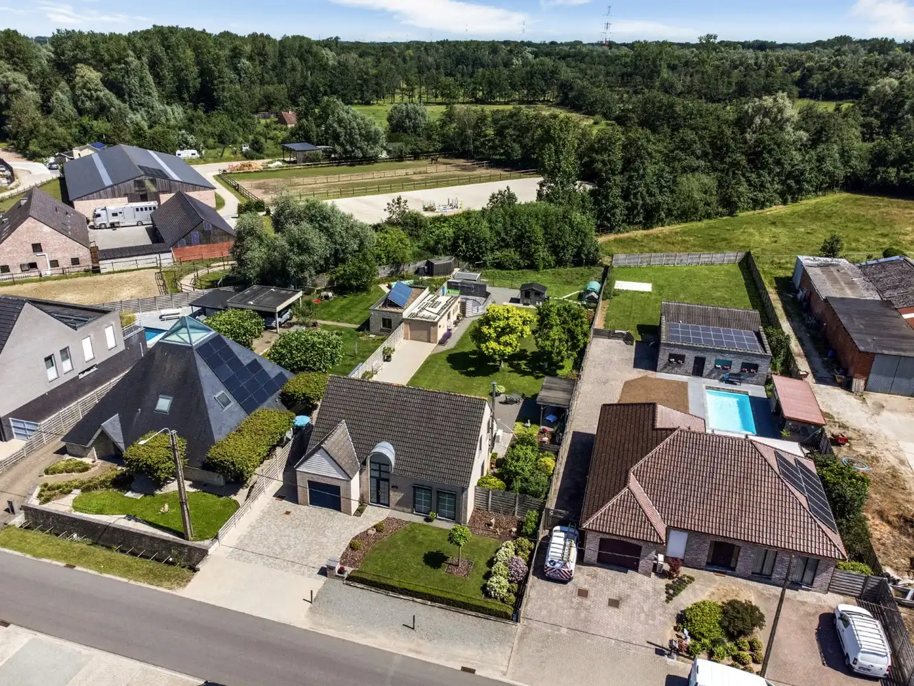 INSTAPKLARE EN ENERGIEZUINIGE WONING OP PERCEEL VAN 1.383 m²! foto 2