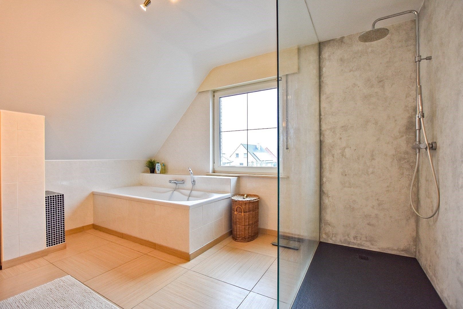 Ruime en lichtrijke villa te rustige woonwijk. foto 15
