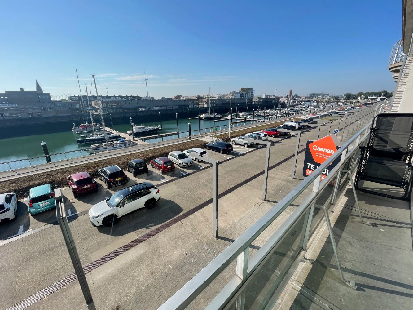 Ruime studio met zonnig terras en uitzicht op de boten  in de Haven van Zeebrugge . Er is een mogelijkheid om een garagebox in het gebouw bij te huren. En dit op het gelijkvloers. Dichtbij de gezellige restaurantjes in Zeebrugge. foto 7