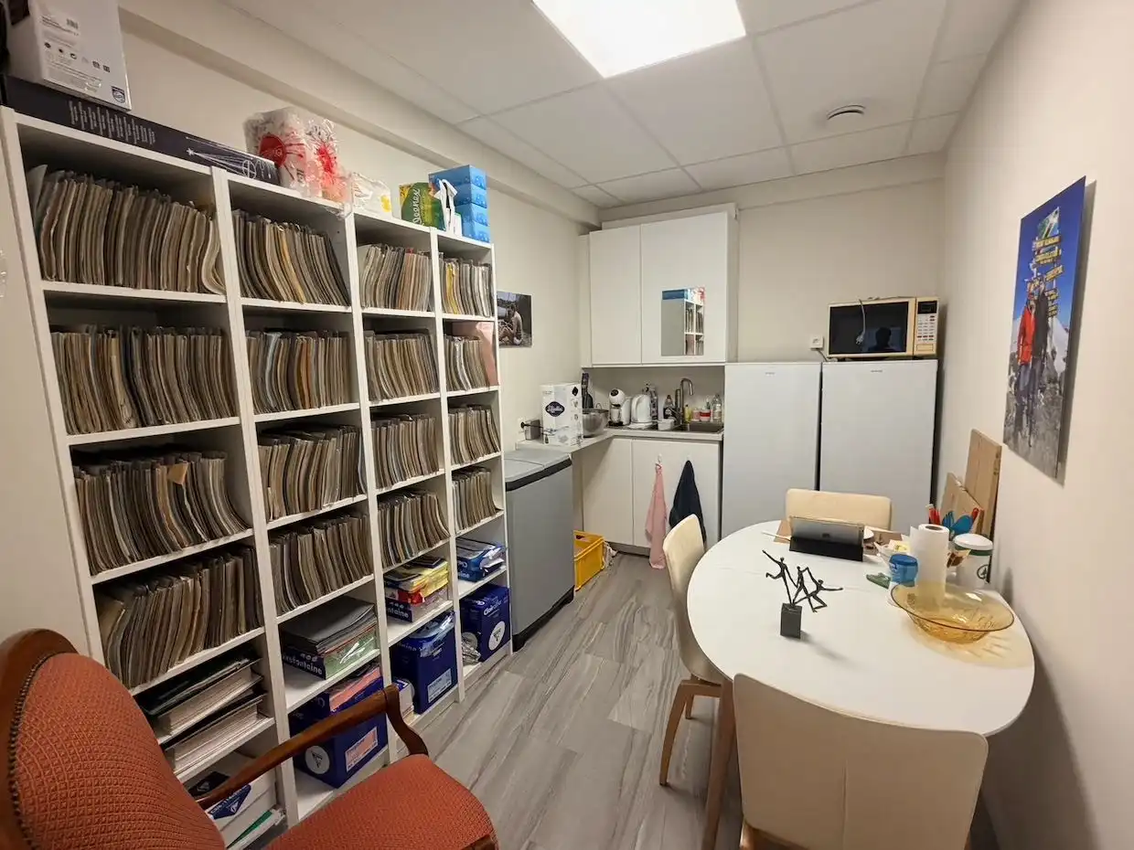 Instapklare kantoor-/praktijkruimte op strategische hoekligging met 6 staanplaatsen foto 12