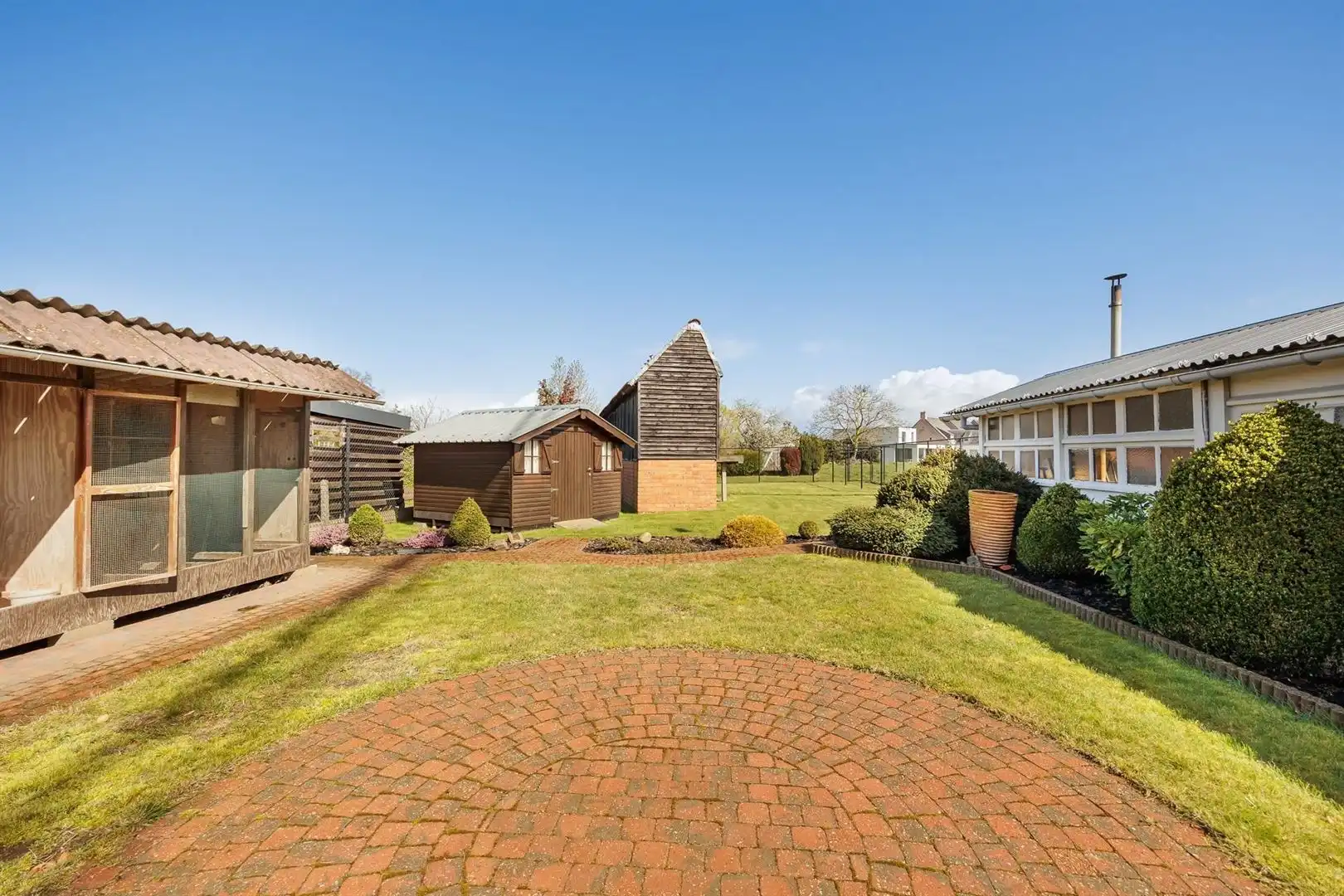 Instapklare woning met garage en tuin! foto 24