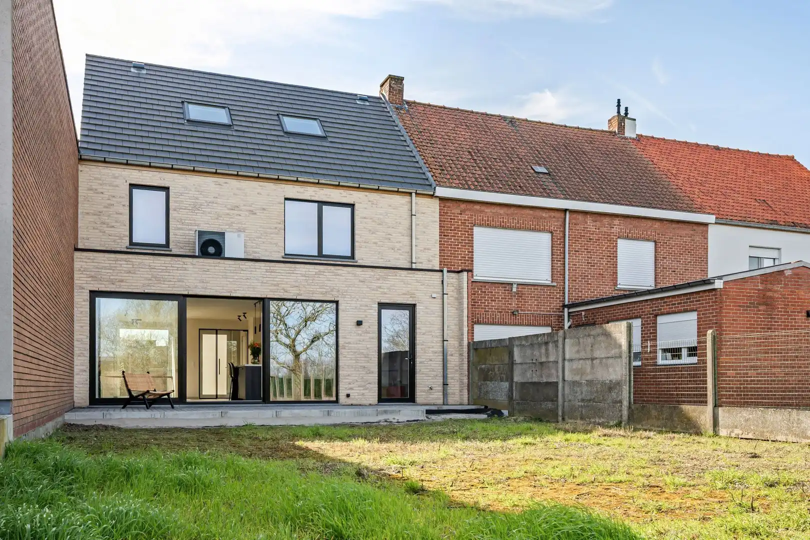 Kwalitatief afgewerkte lichtrijke en ruime nieuwbouw woning met grote tuin en 3 volwaardige slaapkamers en grote zolderruimte. foto 7