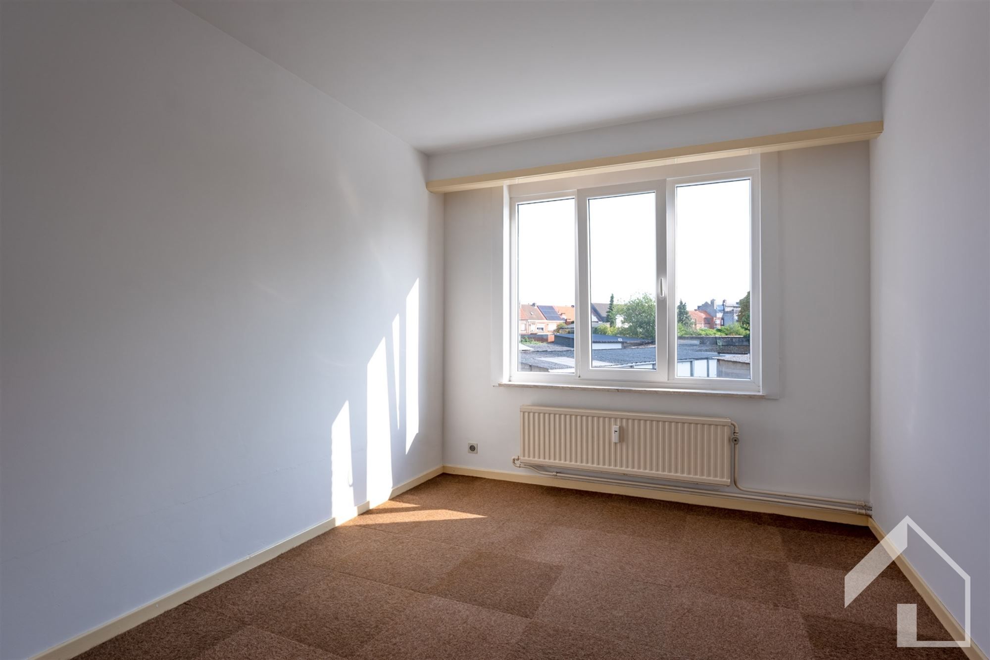 Ruim op te frissen 3-slaapkamerappartement met garage  foto 9