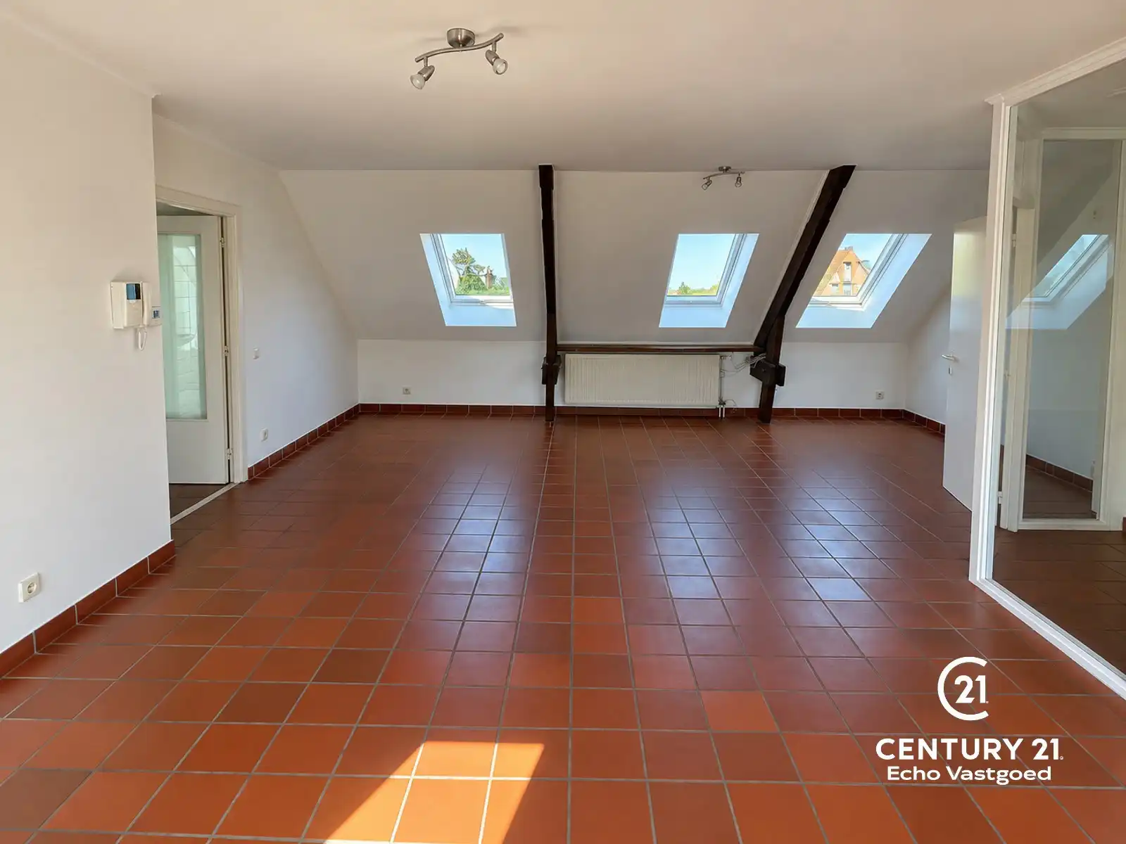 Uniek gelegen, onderhouden 2 slaapk. appartement met balkon foto 7