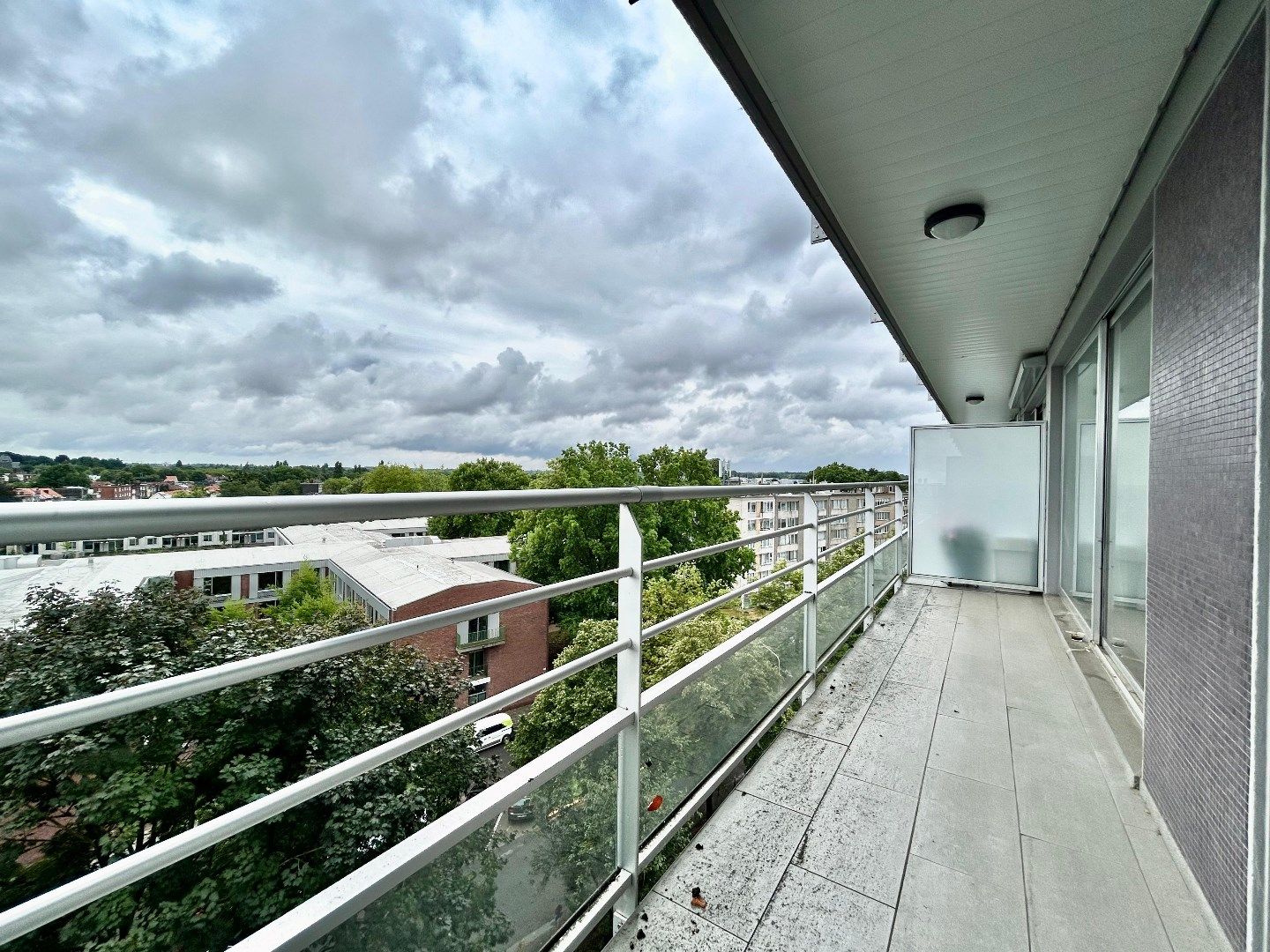 Mooi verzorgd en ruim 2slpk appartement met berging en autostaanplaats foto 8