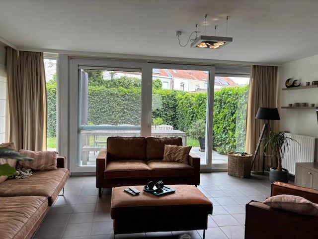 Rustig en toch centraal gelegen, instapklare,  halfopen woning met 4 slaapkamers, tuin en zeer ruime garage (energielabel B, elektriciteit goedgekeurd, zonnepanelen...) foto 2