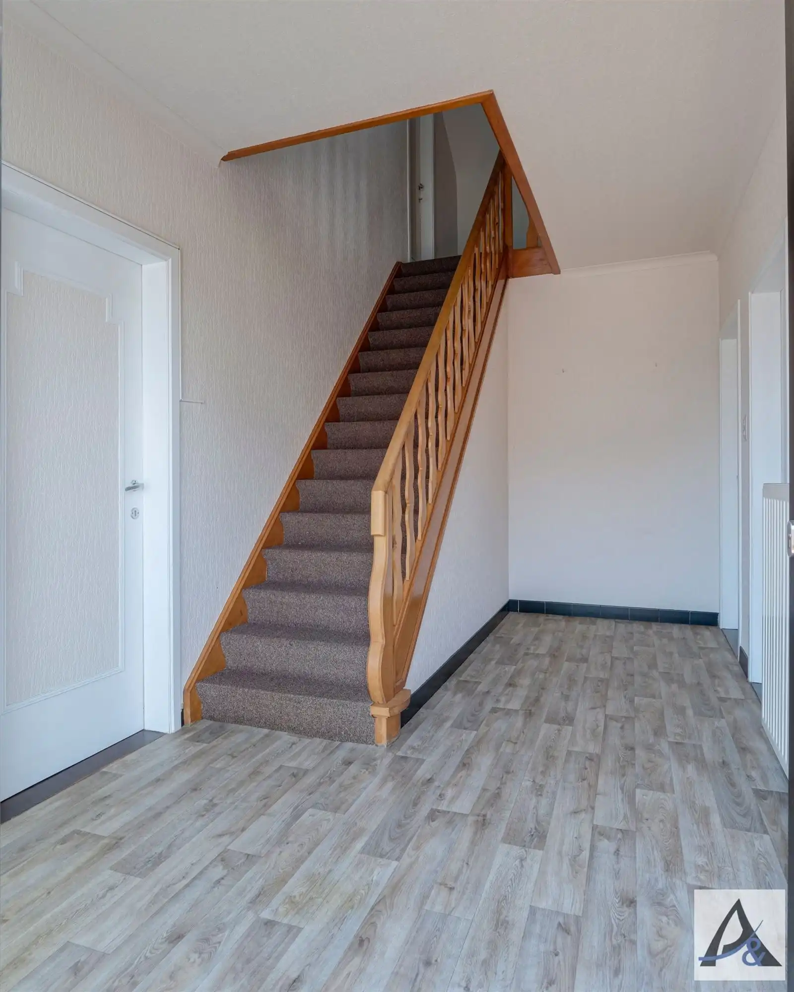 Te renoveren woning met potentieel in rustige buurt foto 4