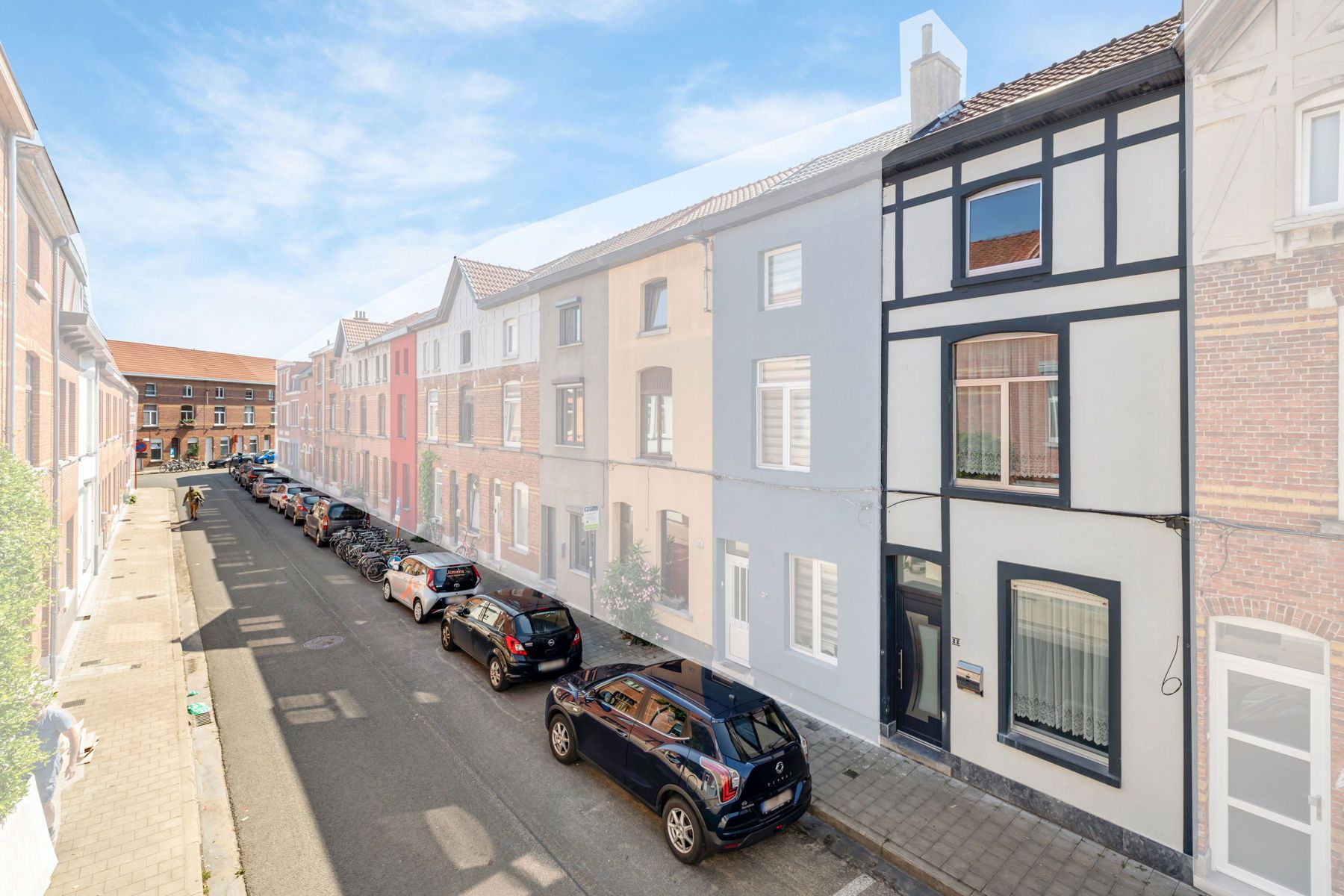 Vernieuwde woning met 4 slaapkamers en zonnig terras! foto 2