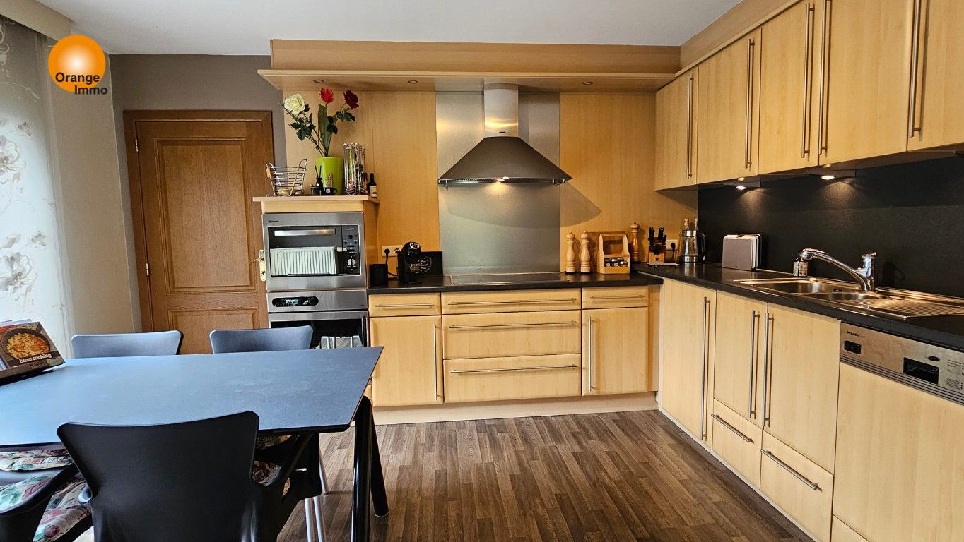 Woning met 4 slaapkamers, rustig gelegen in groene omgeving. foto 6