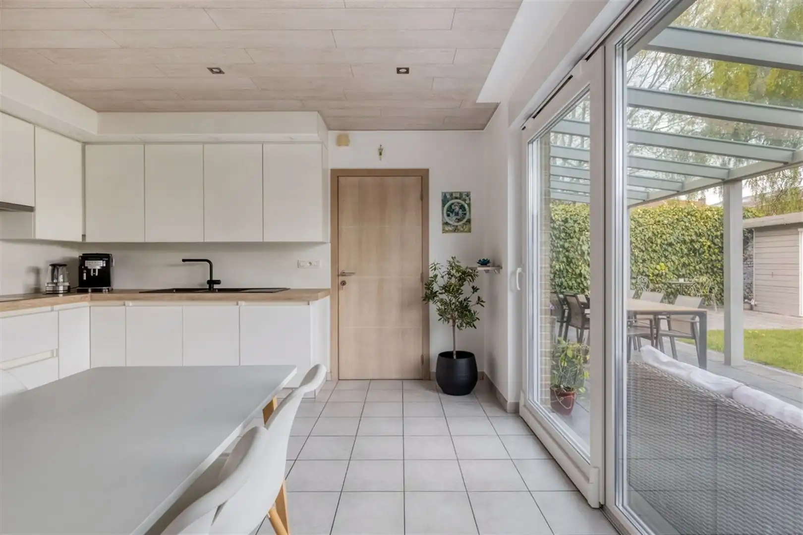 Verzorgde woning met 3 slpk en garage foto 13