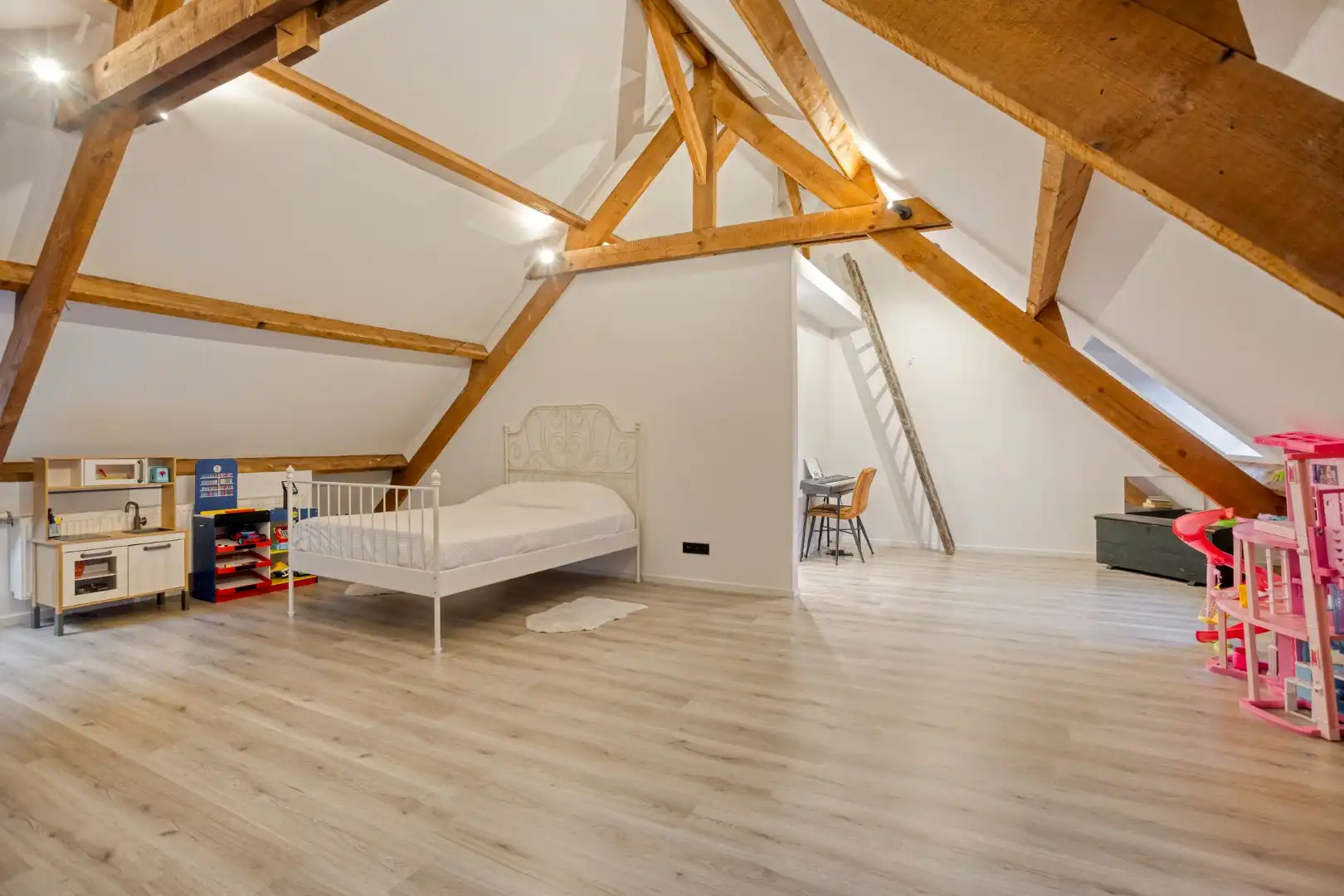 Gezellige, karakteristieke en energiezuinige woning met 4 SLPKS en 2 badkamers !  foto 22