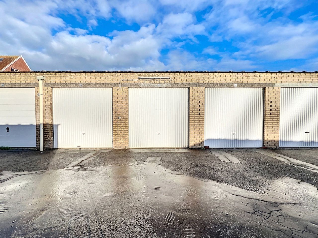 Ruime en makkelijk toegankelijke garagebox in het centrum van Heist. foto 5