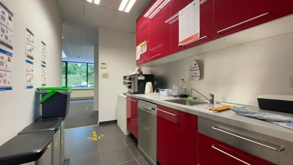 Instapklaar gelijkvloers kantoor vlakbij N171 te Kontich foto 8