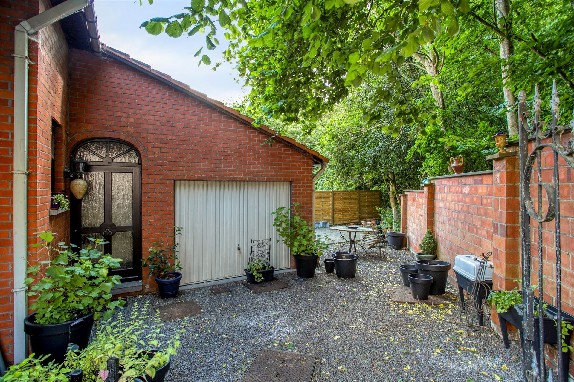 Goed gelegen woning aan het dorpsplein te huur! foto 3