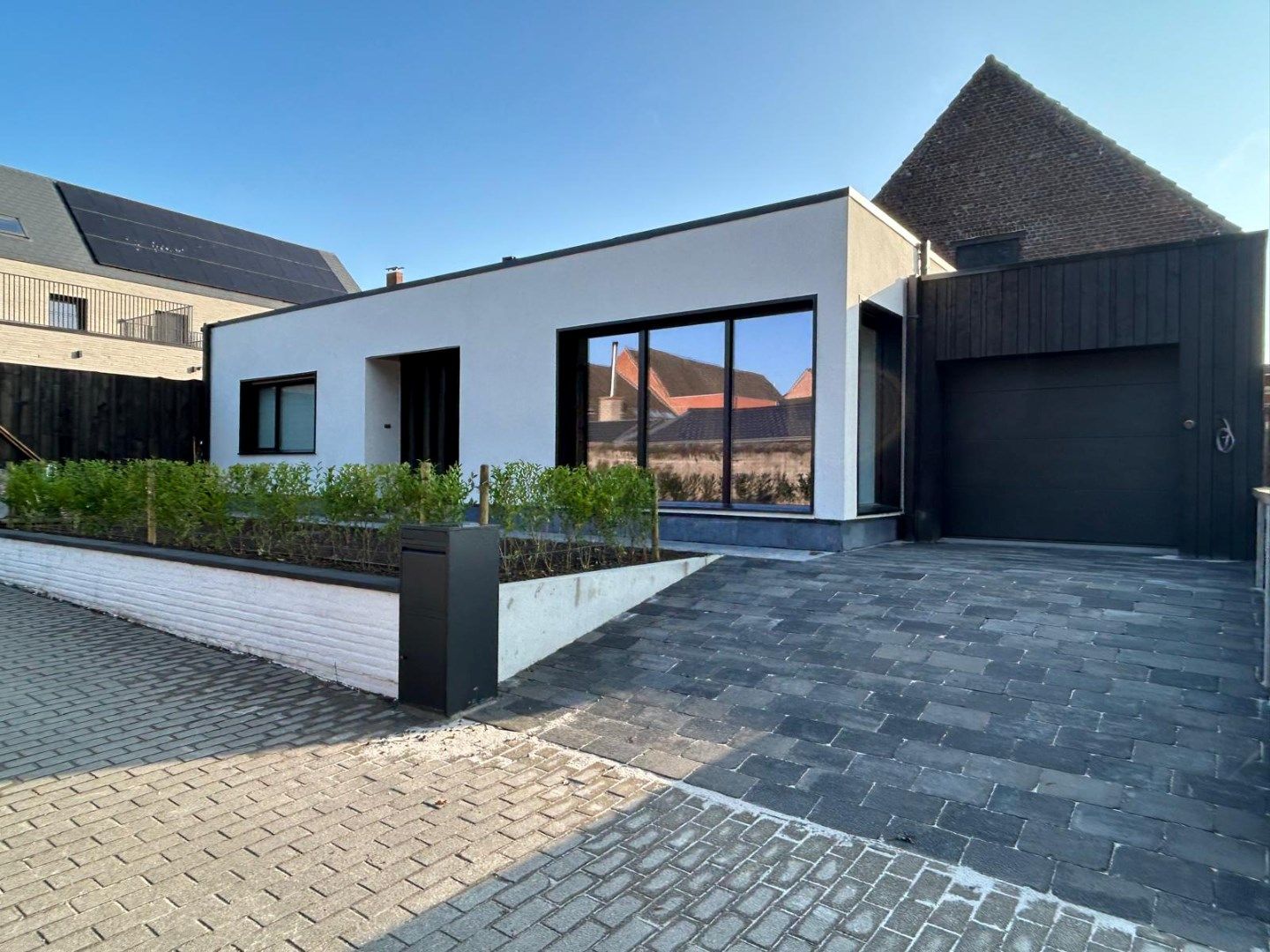 PRACHTIG GERENOVEERDE WONING MET 1 SLAAPKAMER EN GARAGE IN HARTJE DENTERGEM foto {{pictureIndex}}