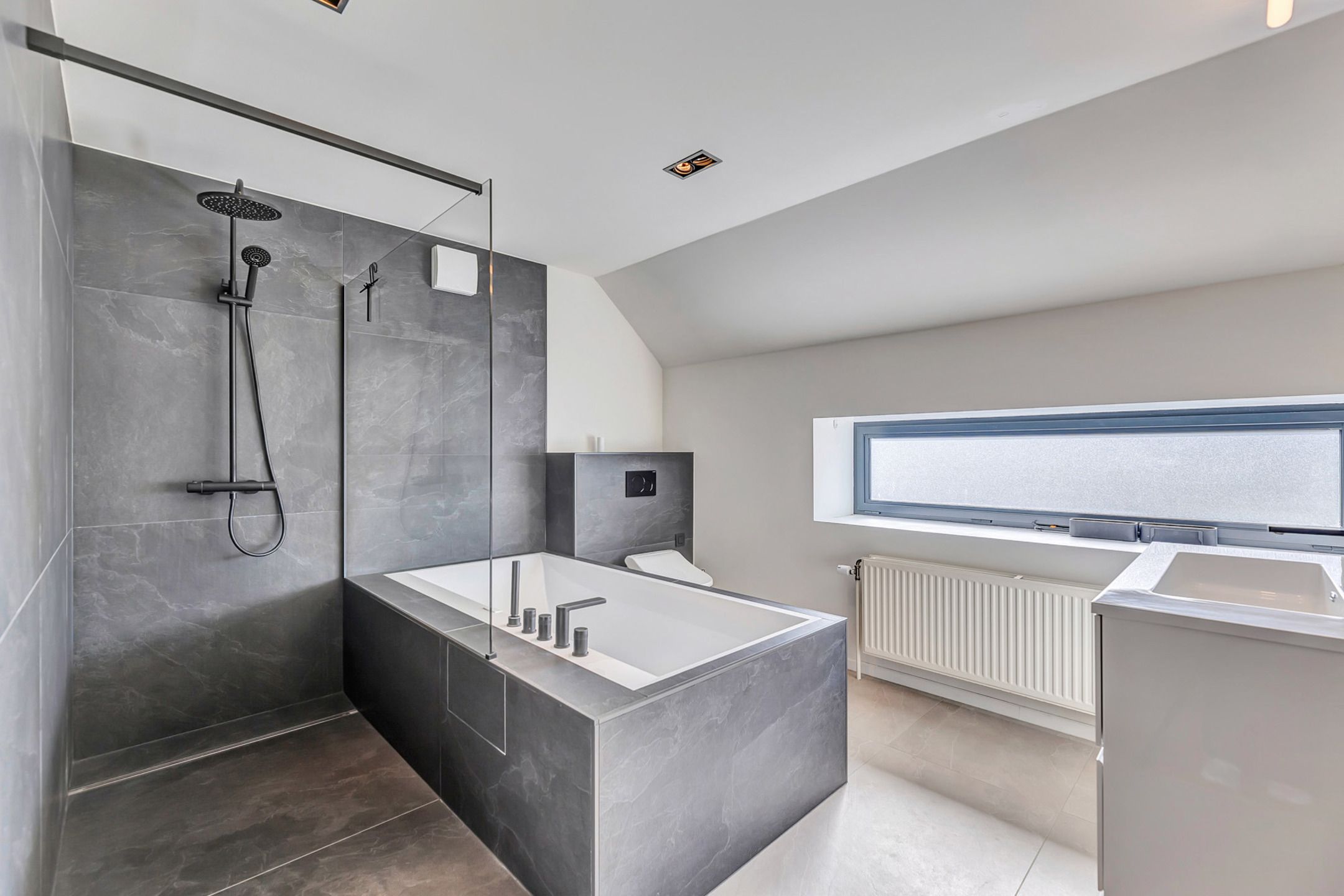 Instapklare woning met garage en tuin nabij station foto 11