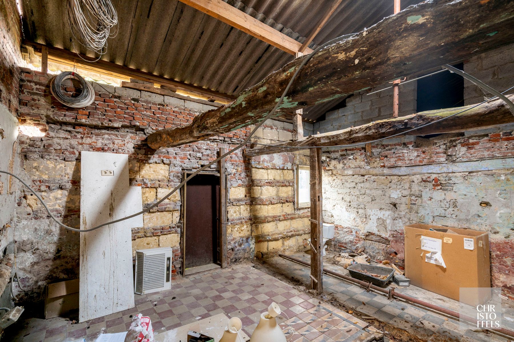 Op te knappen woning (157m²) op een ruim perceel van 1.451m²!  foto 13