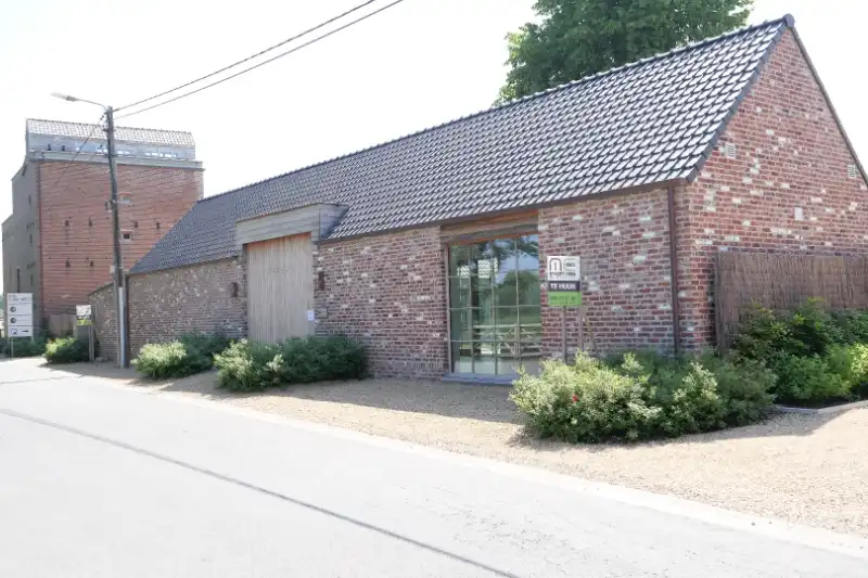 Karaktervol kantoor/praktijkruimte van 132 m² te huur in Waregem foto {{pictureIndex}}