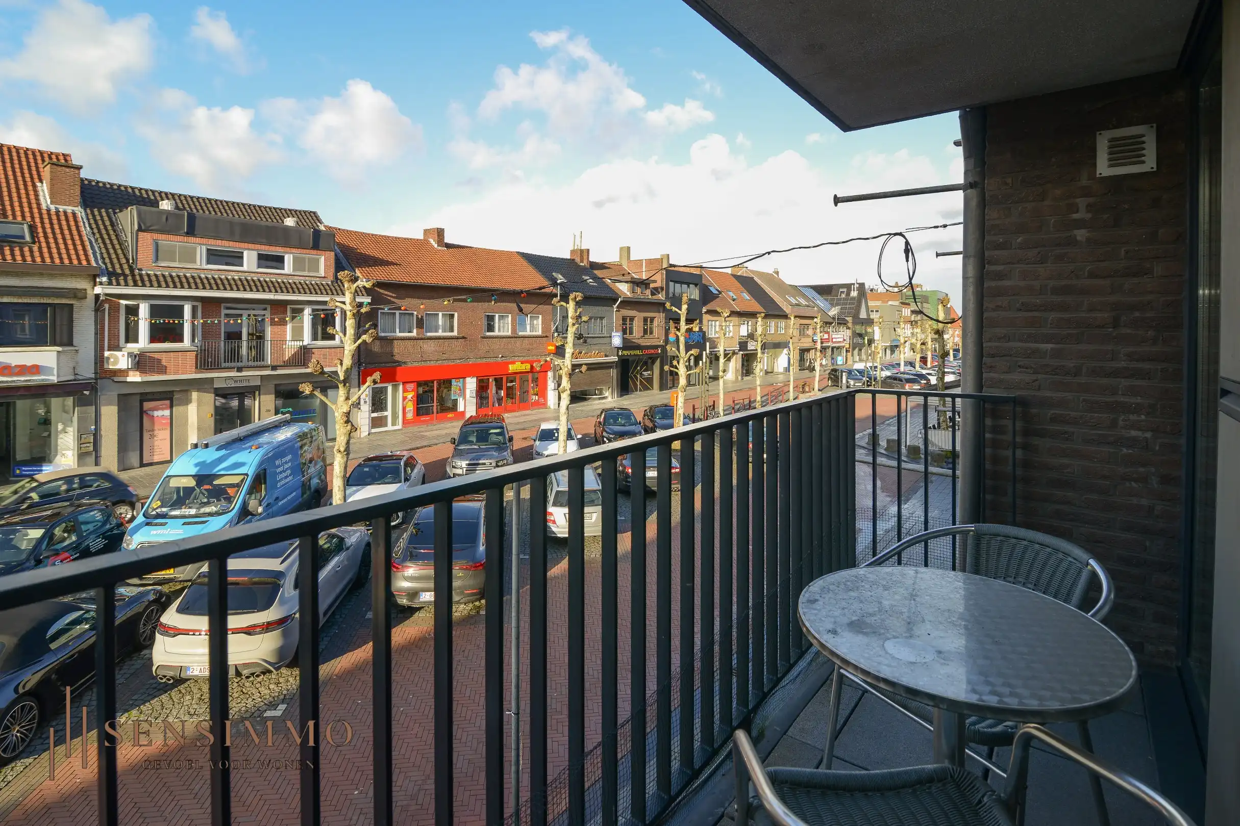 Instapklaar 2-slaapkamerappartement met dubbele terrassen en garagebox in hartje Eisden foto 2