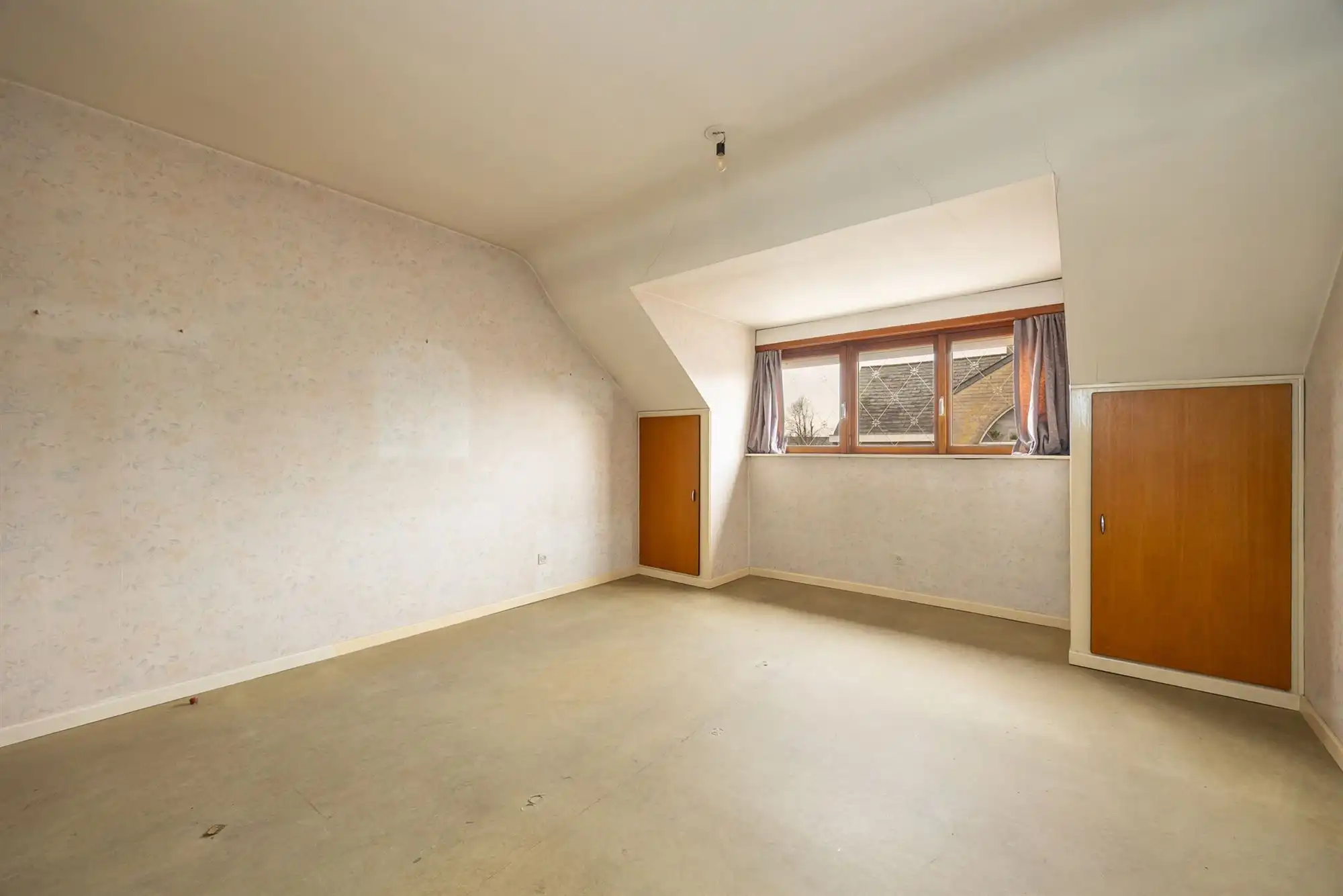 Te renoveren rijwoning met garage en tuin foto 13