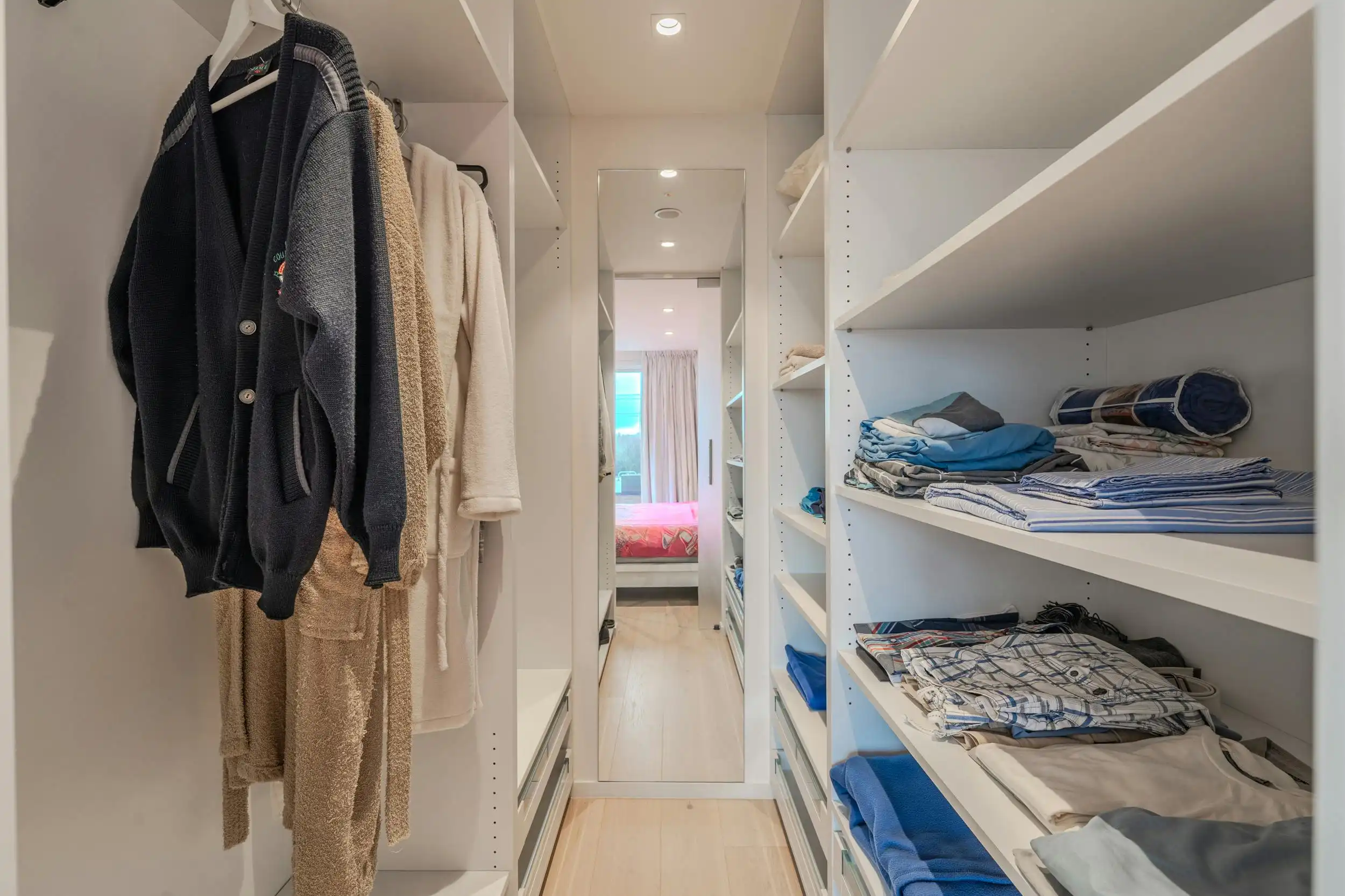 Uitzonderlijk ruim appartement met drie slaapkamers foto 15